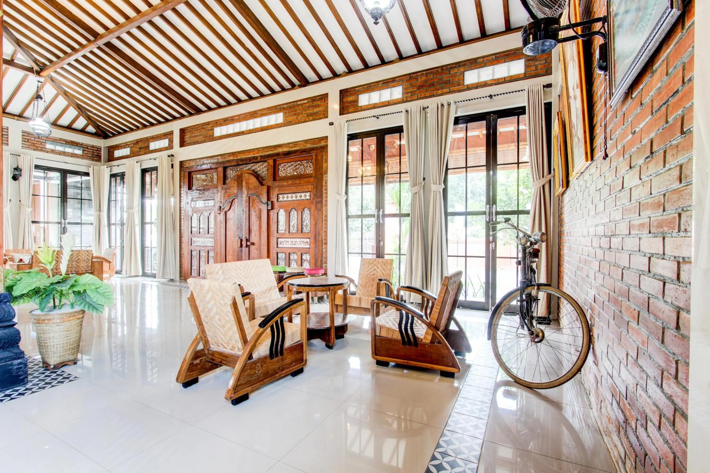 Lobby or reception in Capital O 93994 Dalem Kamulyan Syariah Guest House