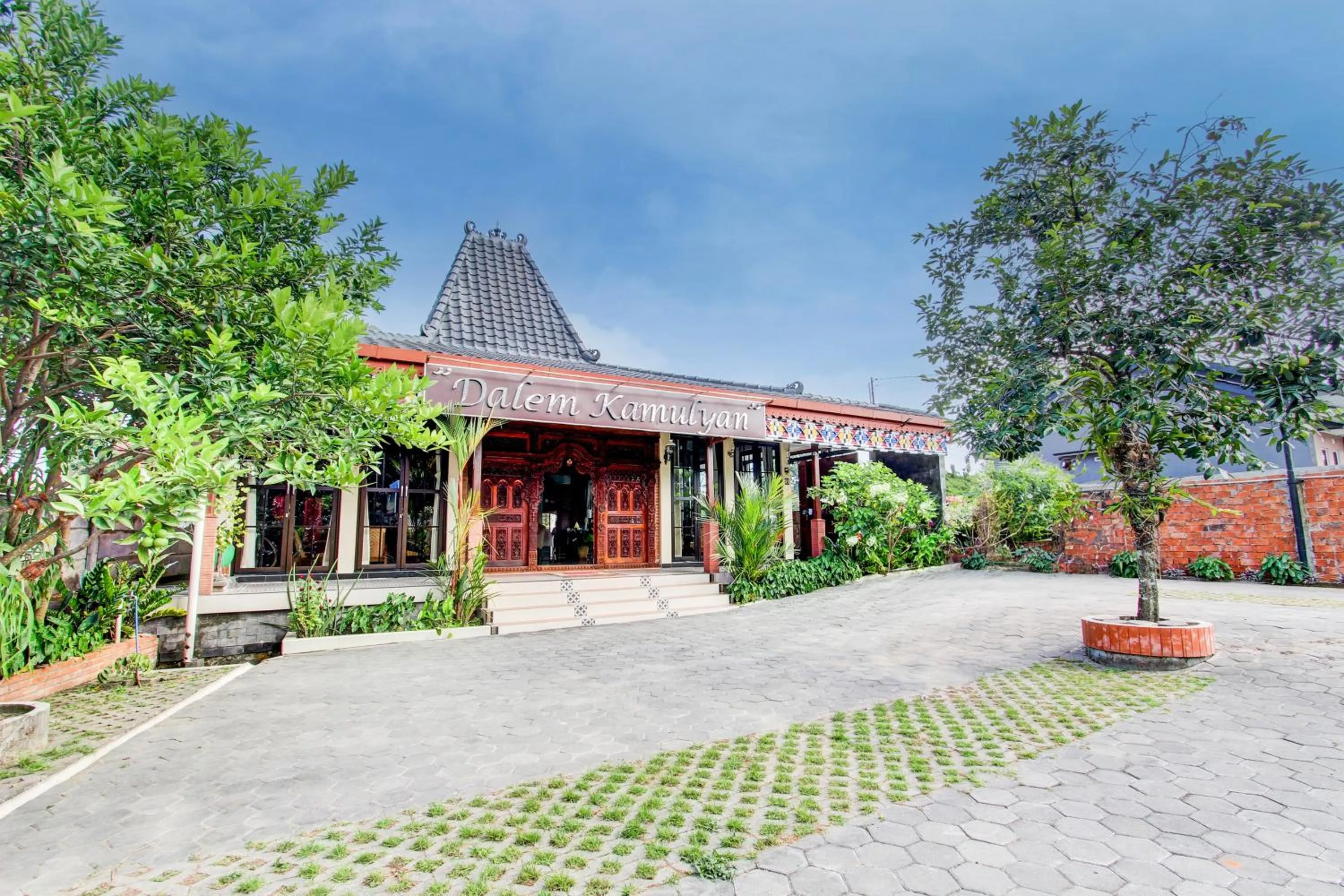 Facade/entrance in Capital O 93994 Dalem Kamulyan Syariah Guest House