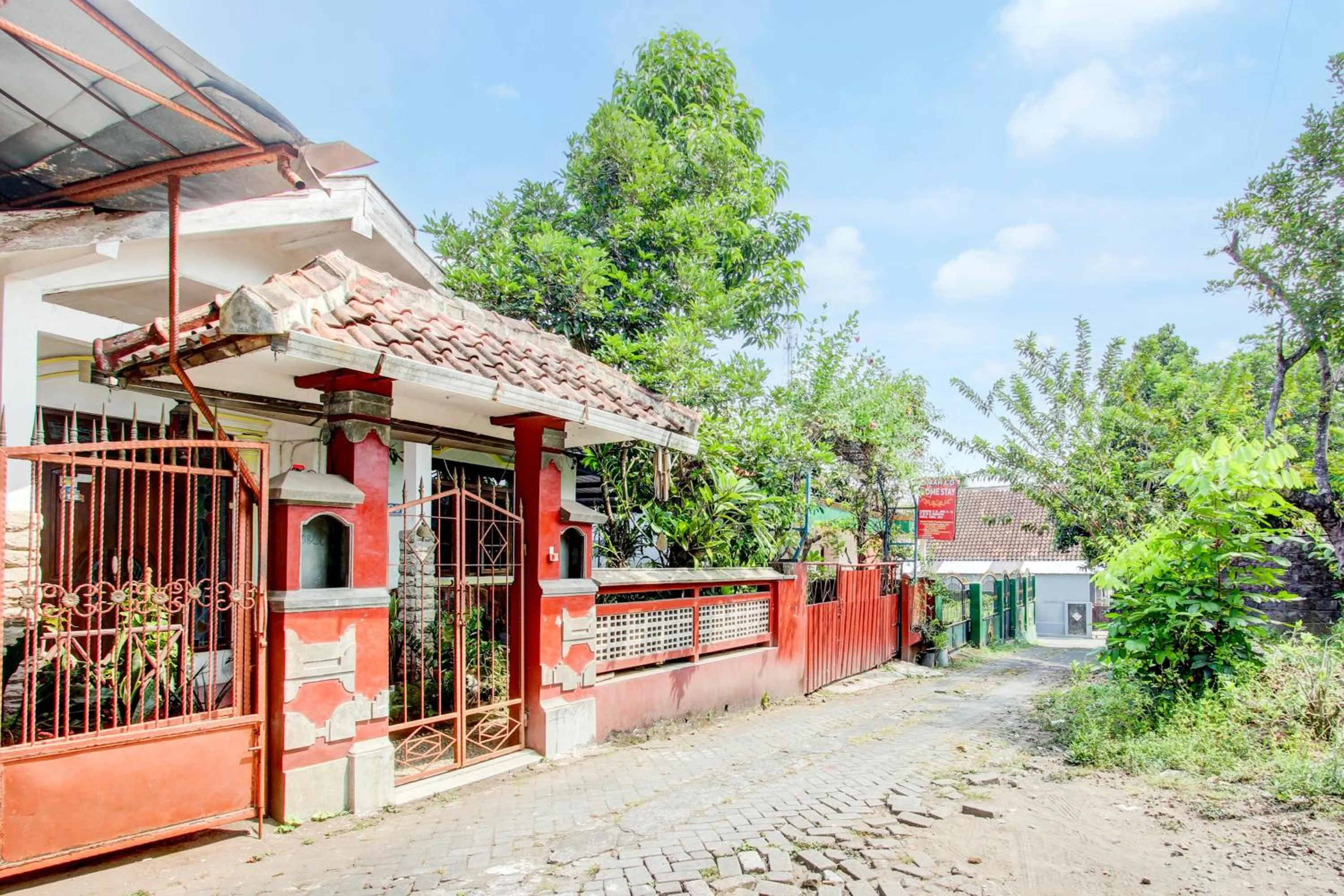 Facade/entrance in Hotel O Omah Citra Genia Homestay