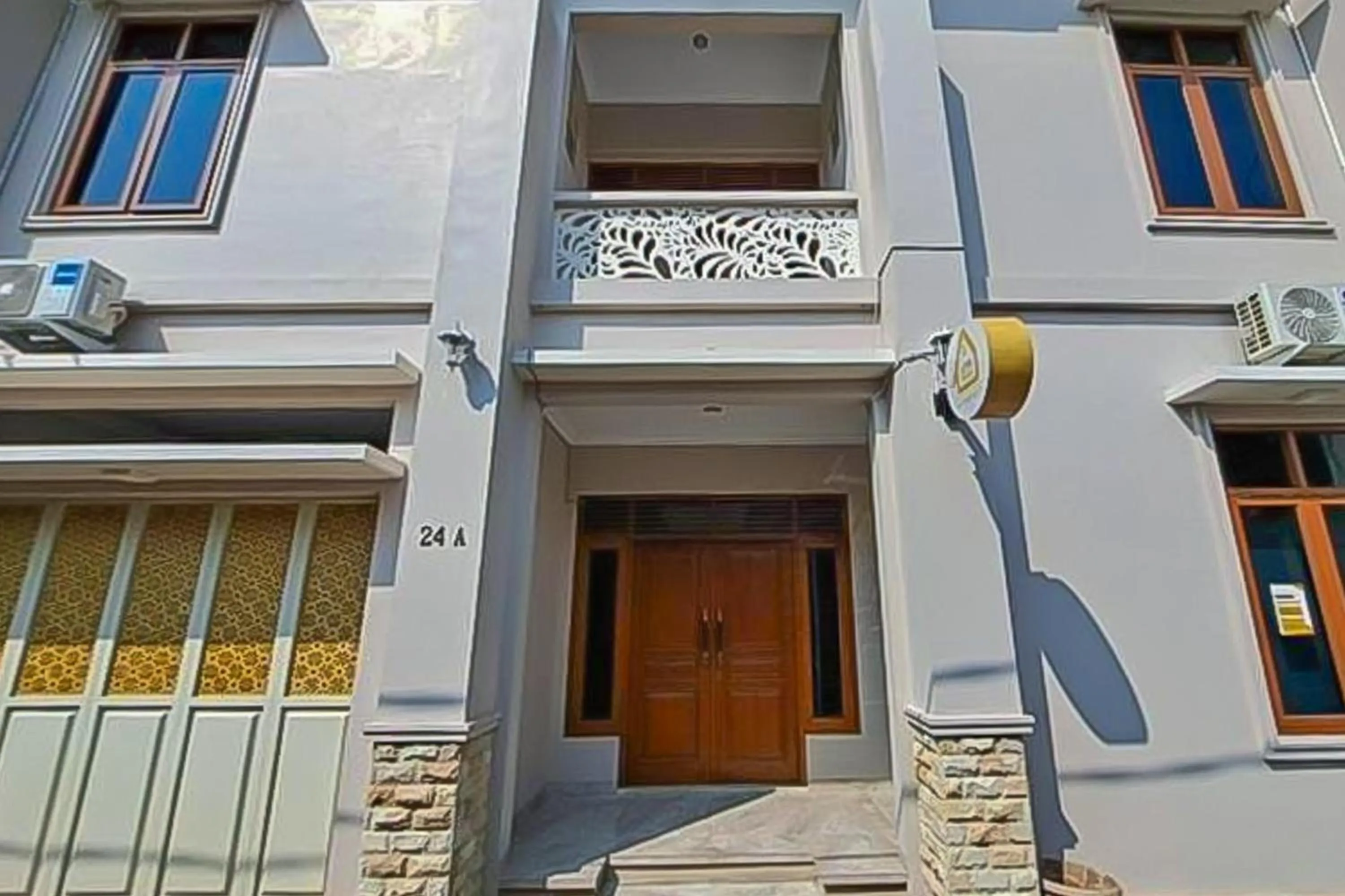 Facade/entrance in RedDoorz at Uma Arda Hometown