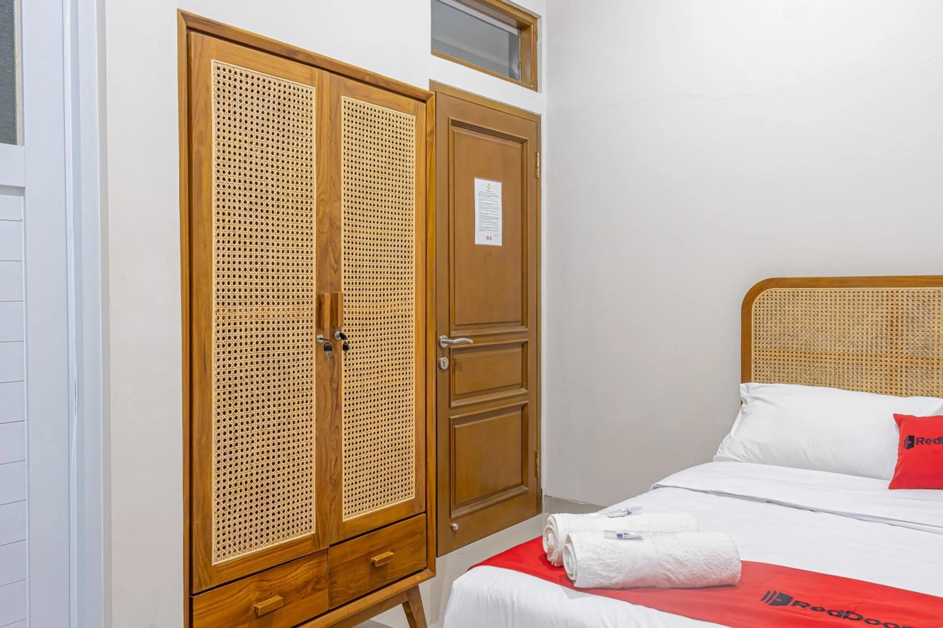 Bedroom, Bed in RedDoorz at Uma Arda Hometown