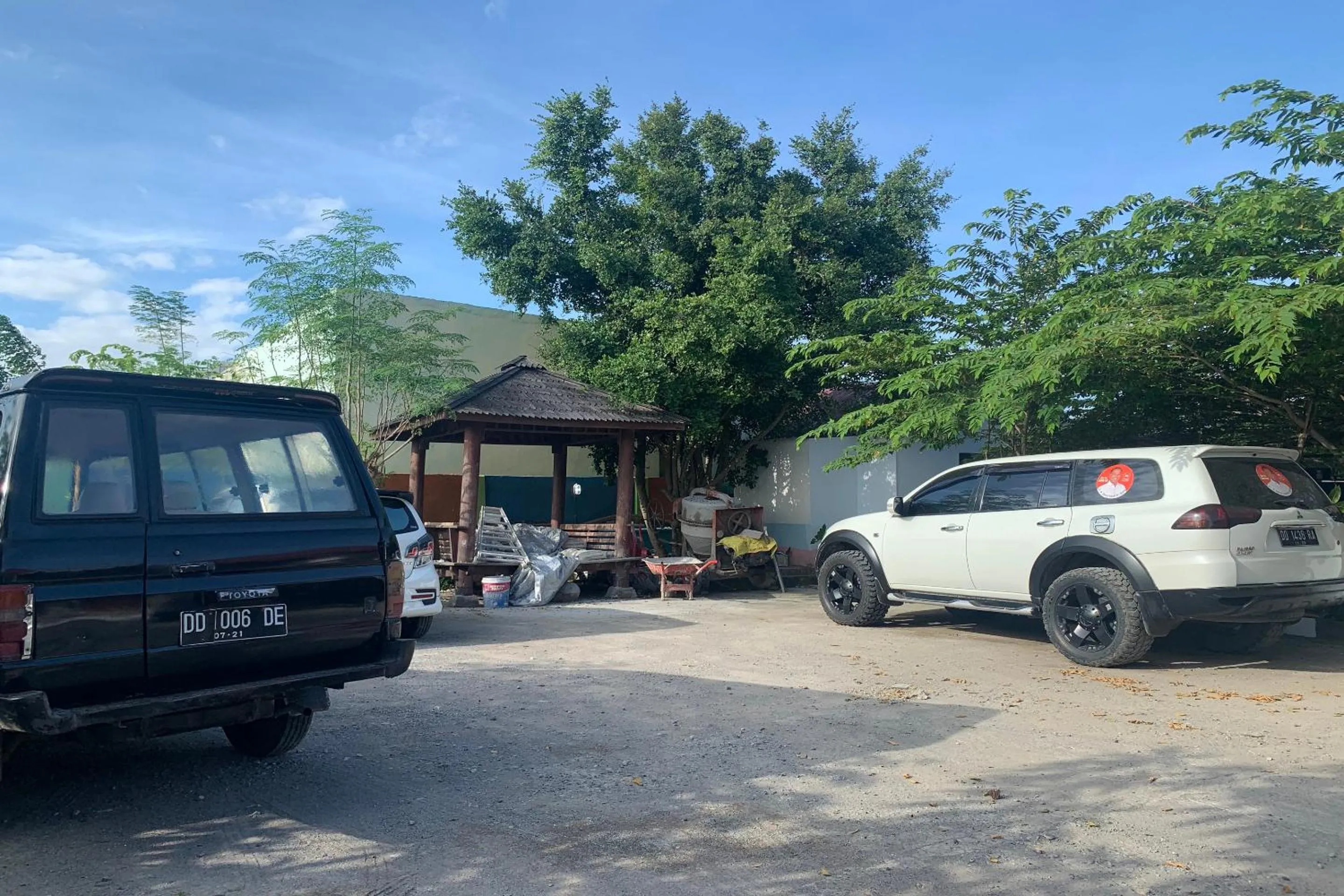 Parking in Hotel O Pondok Hitung Near GOR Kalegowa