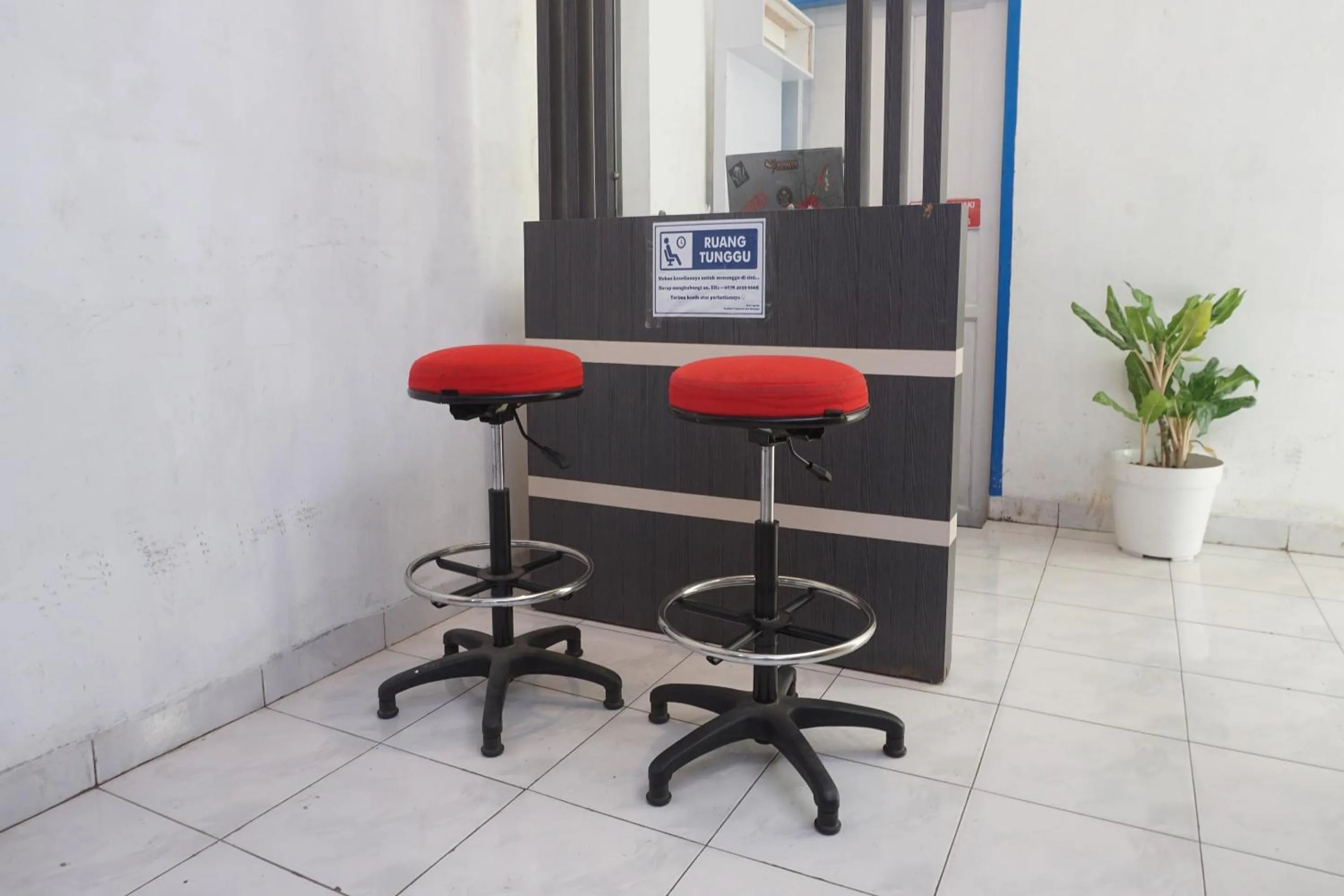 Lobby or reception in Hotel O Pondok Hitung Near GOR Kalegowa