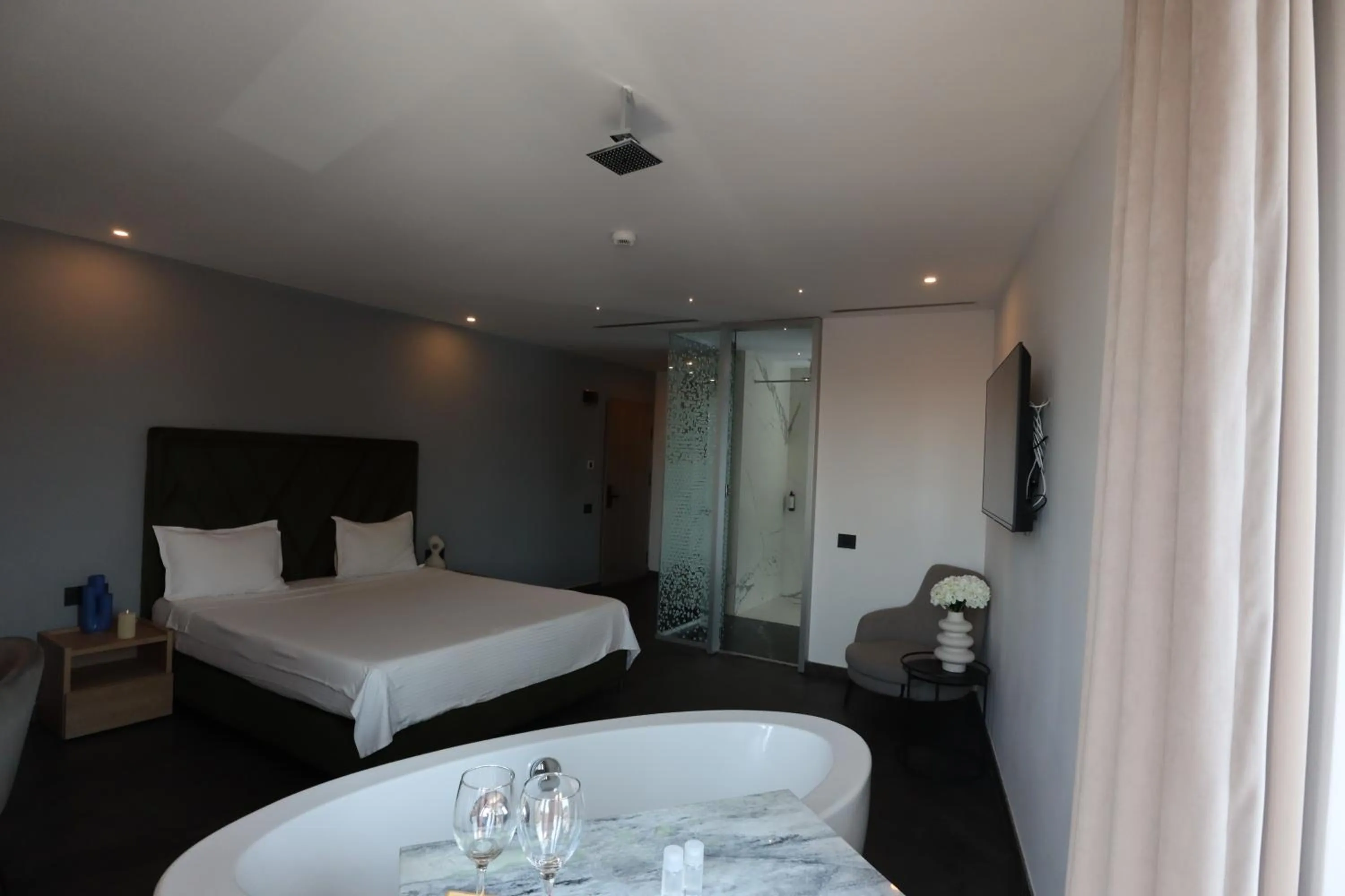 Bath, Bed in CM111Apparthotel