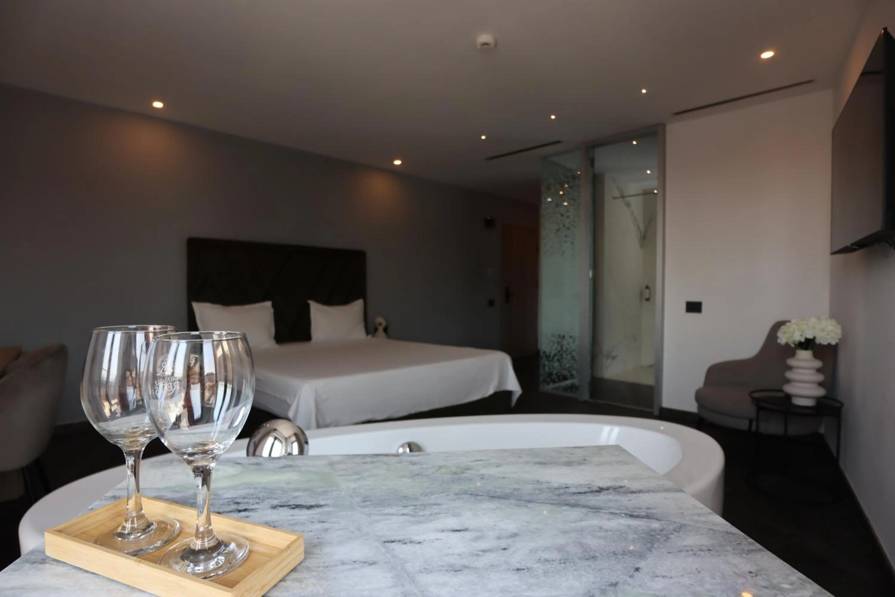 Bath, Bed in CM111Apparthotel