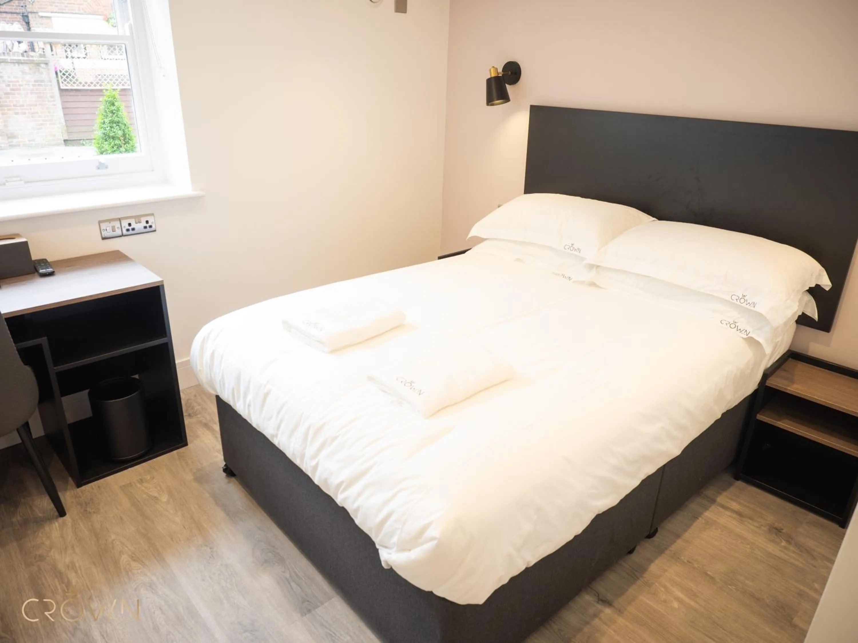 Bedroom, Bed in Crown Hotel