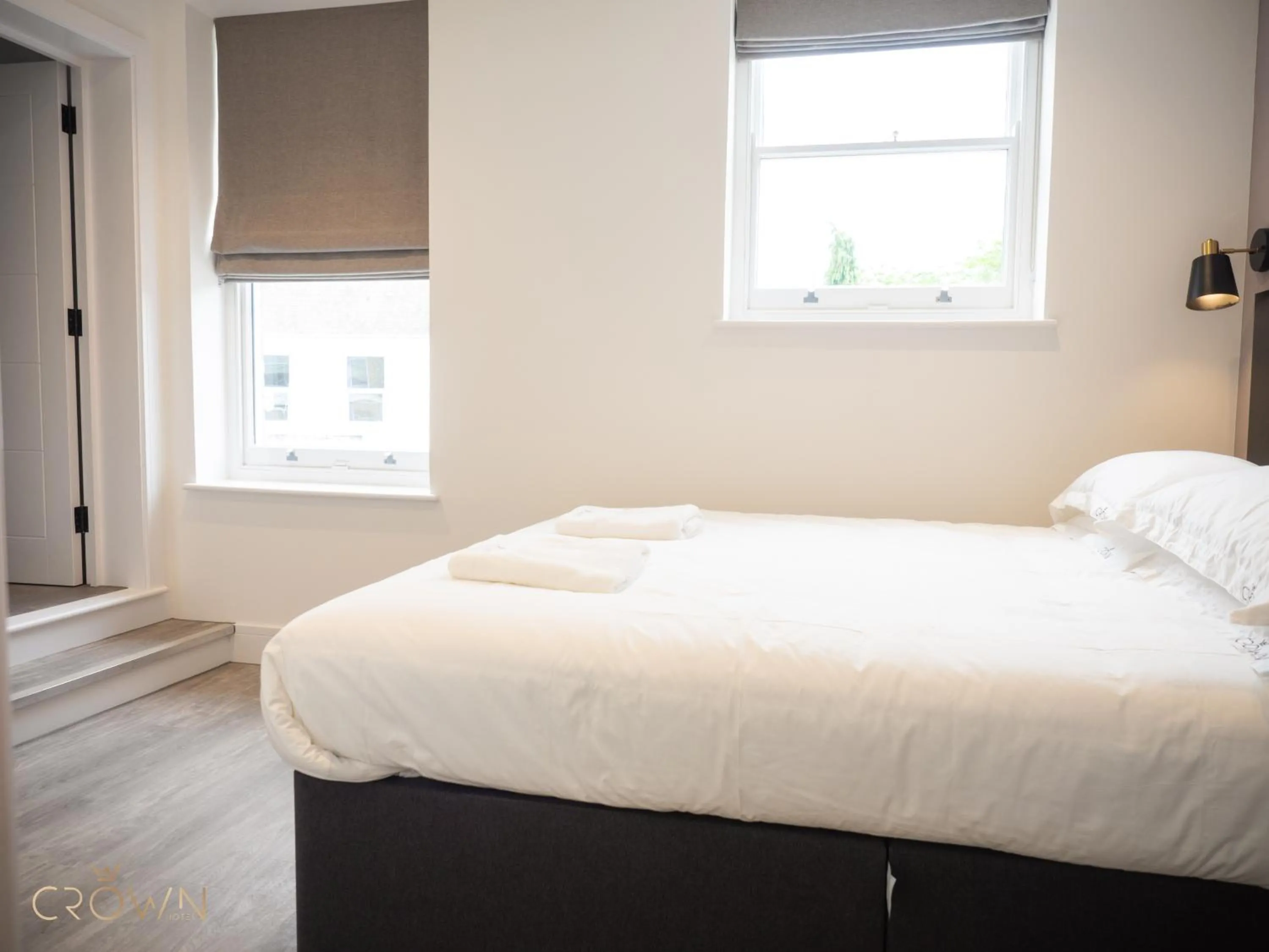 Bedroom, Bed in Crown Hotel