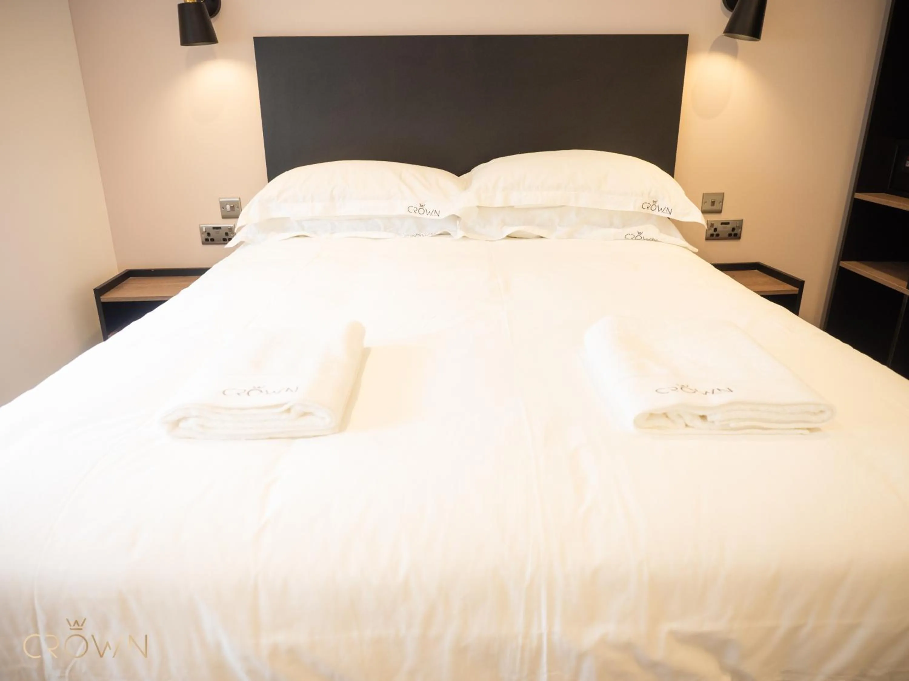 Bedroom, Bed in Crown Hotel