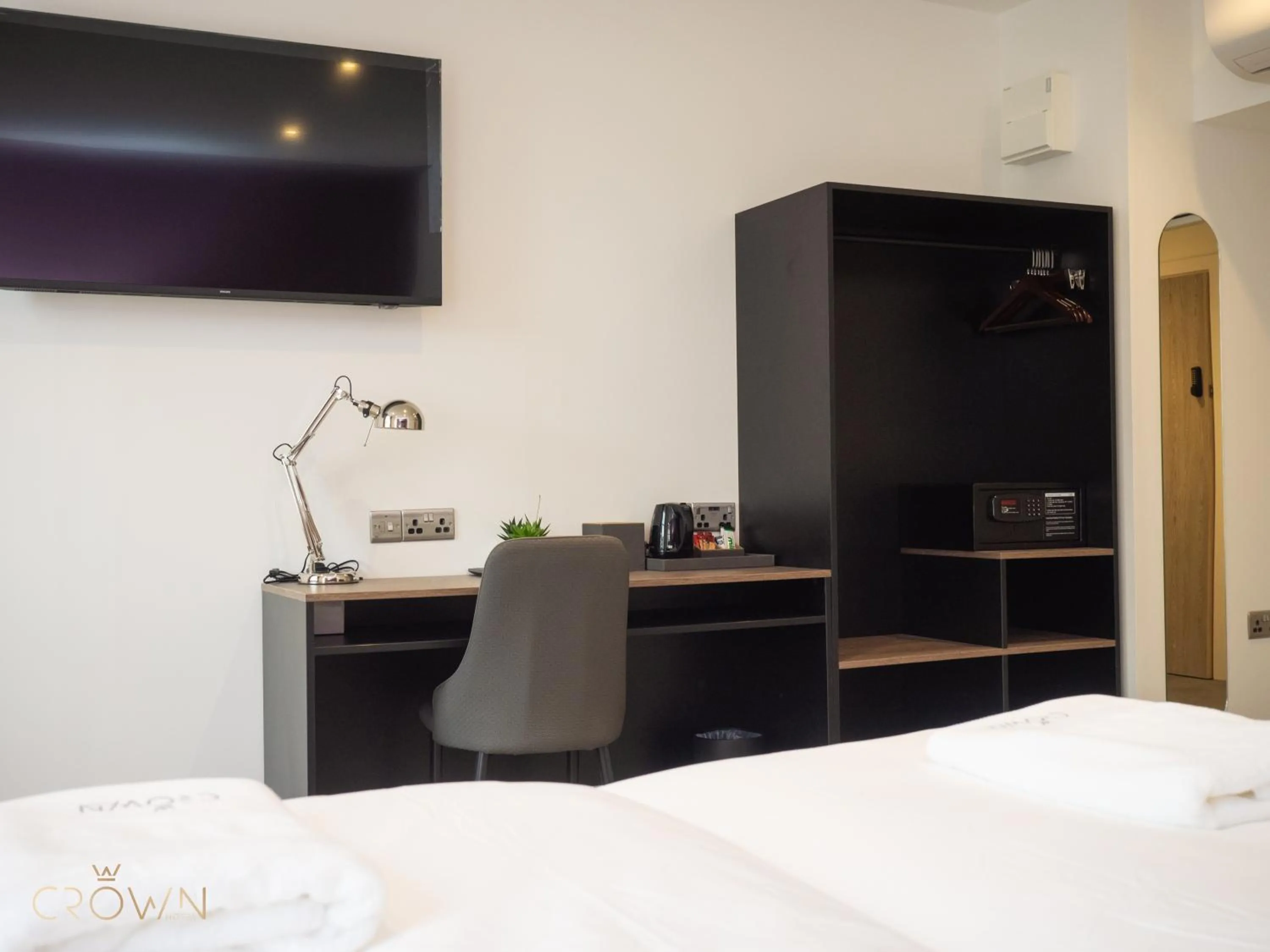 Bedroom, Bed in Crown Hotel