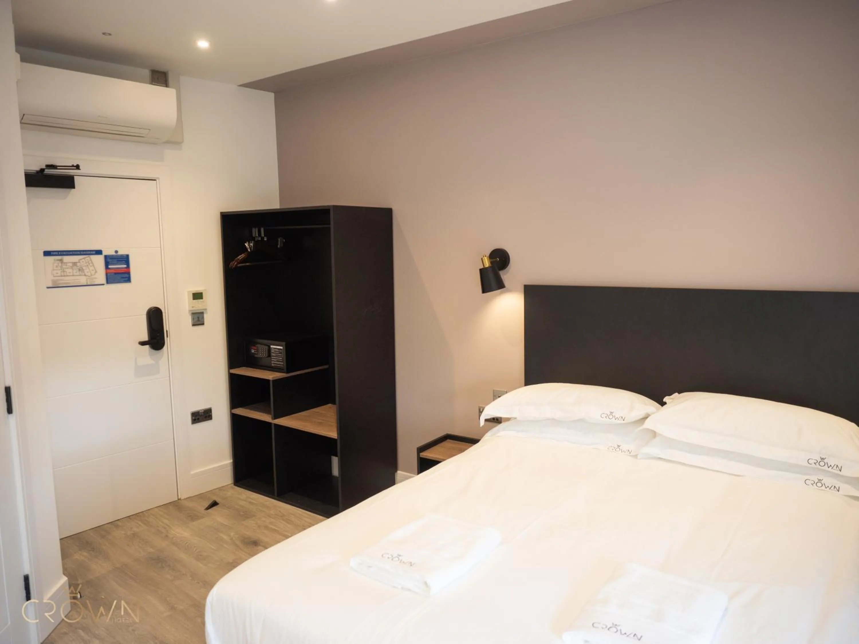 Bedroom, Bed in Crown Hotel