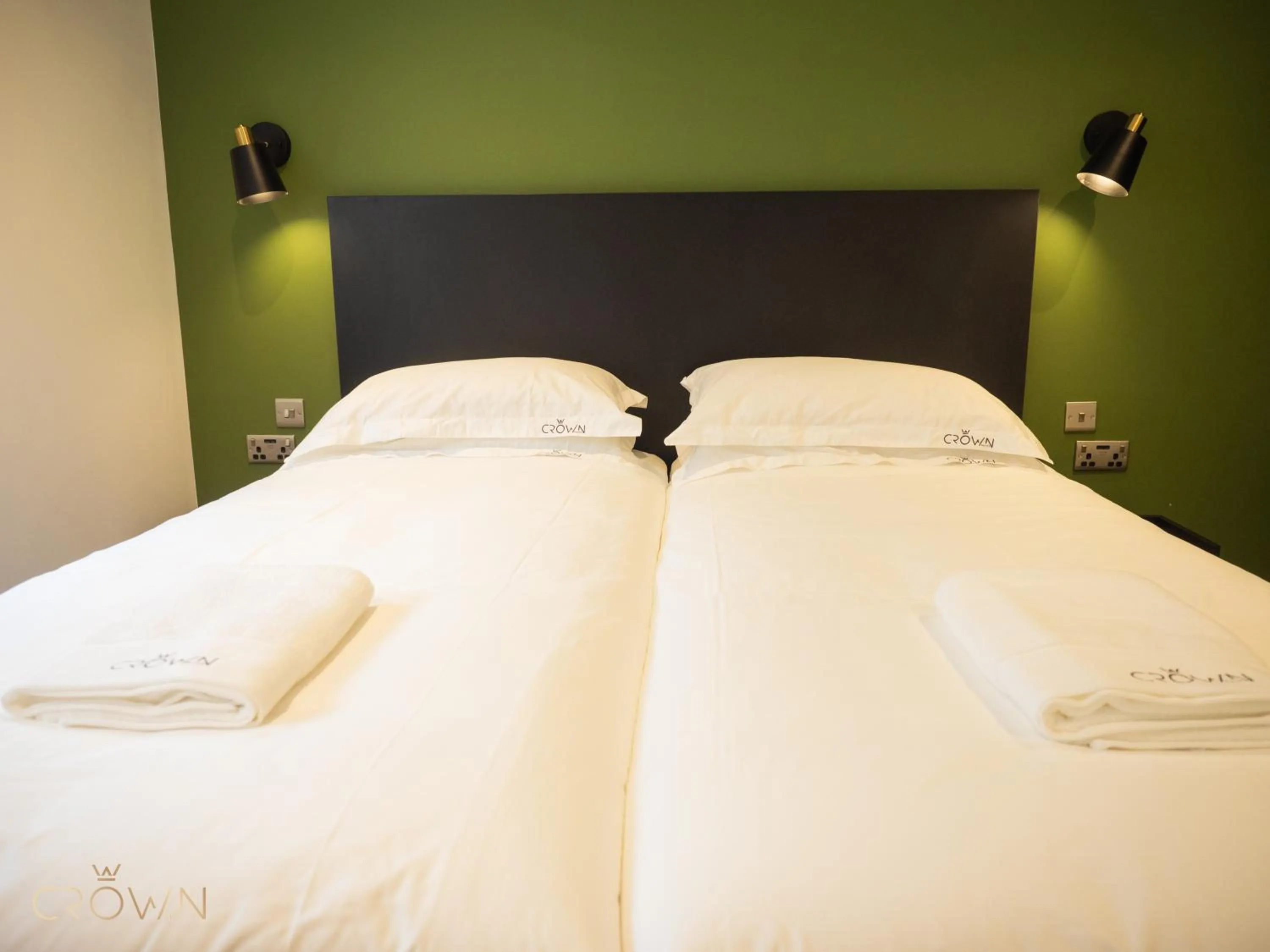 Bedroom, Bed in Crown Hotel