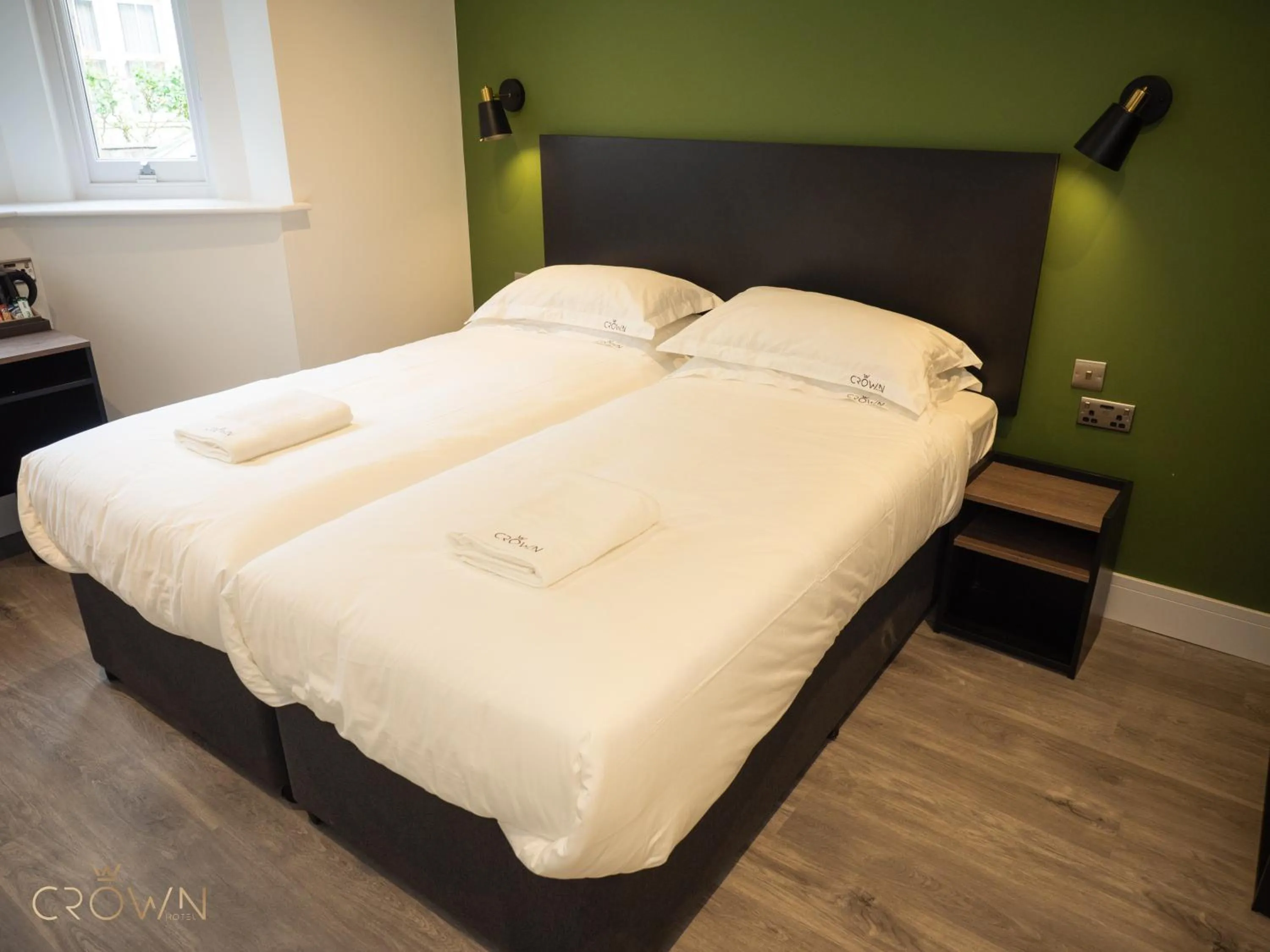 Bedroom, Bed in Crown Hotel