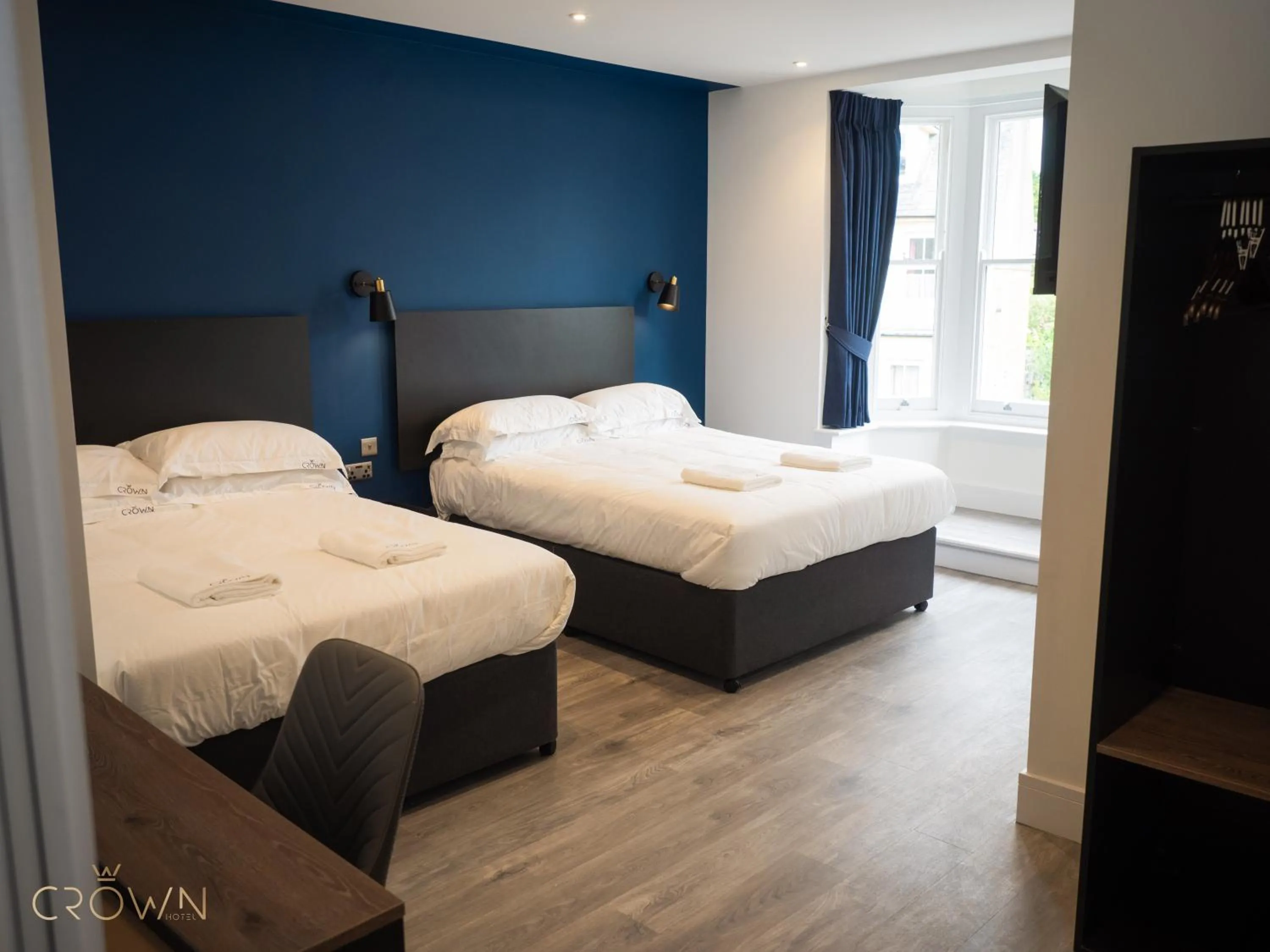 Bedroom, Bed in Crown Hotel