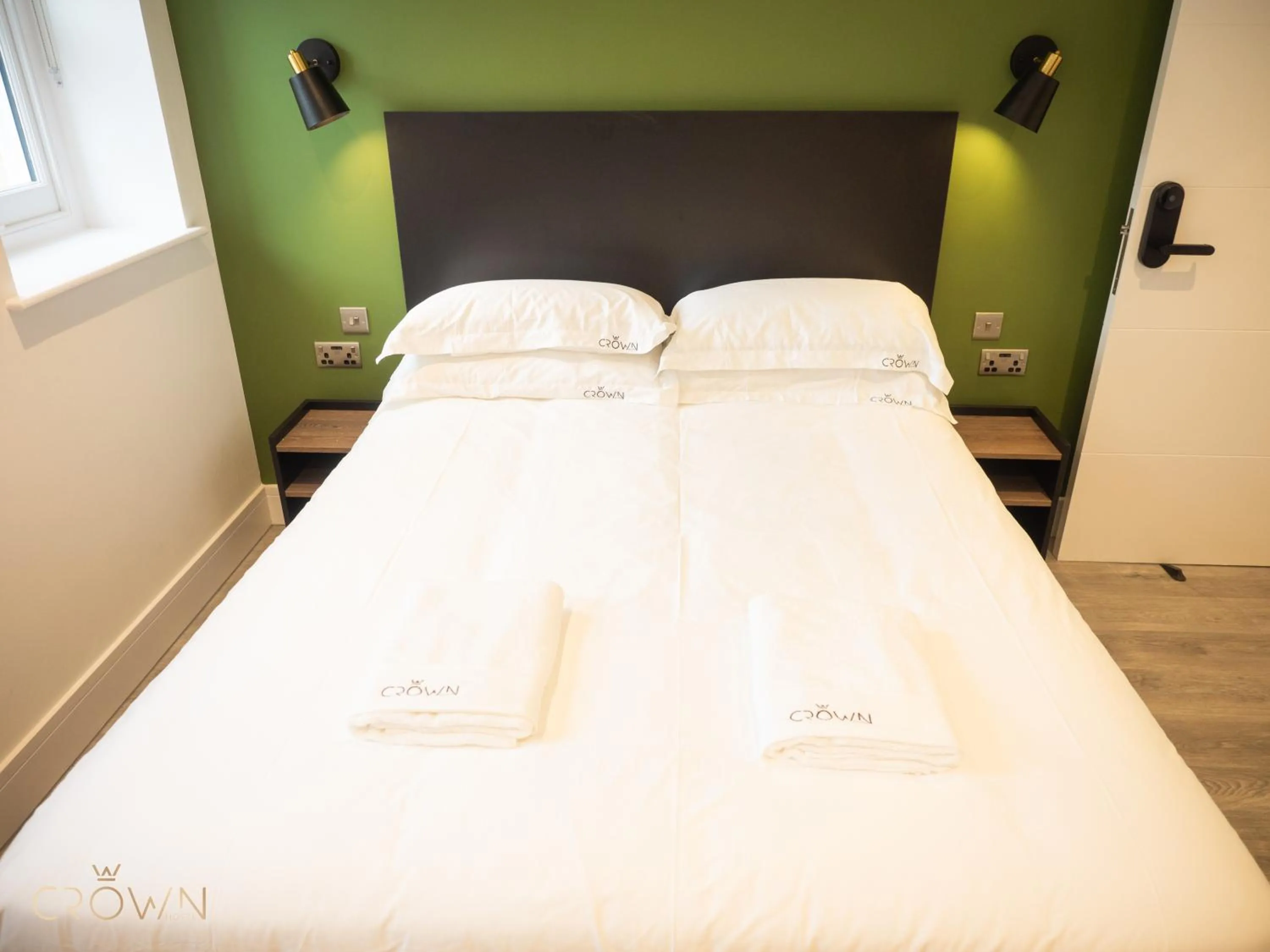 Bedroom, Bed in Crown Hotel