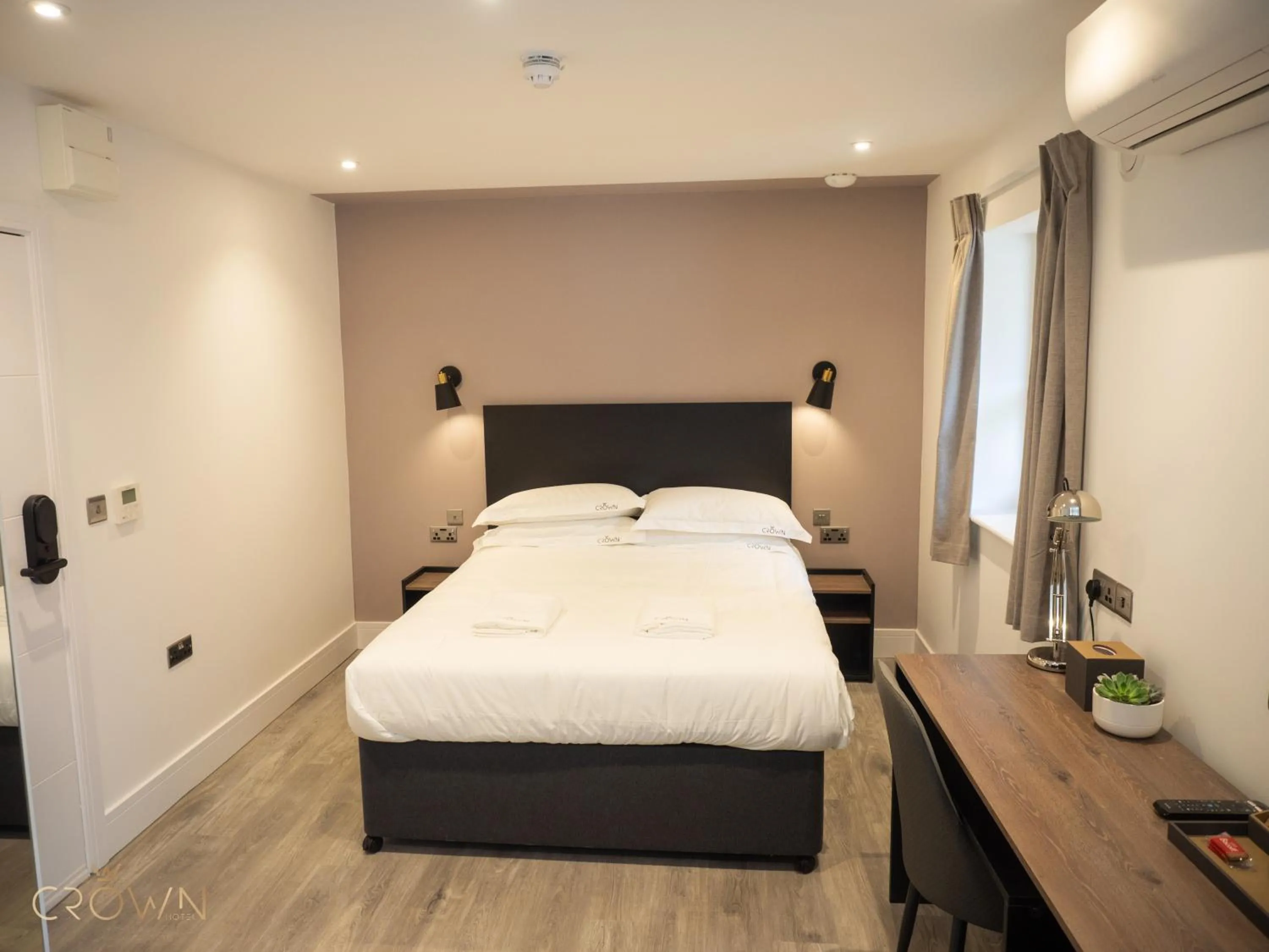 Bedroom, Bed in Crown Hotel