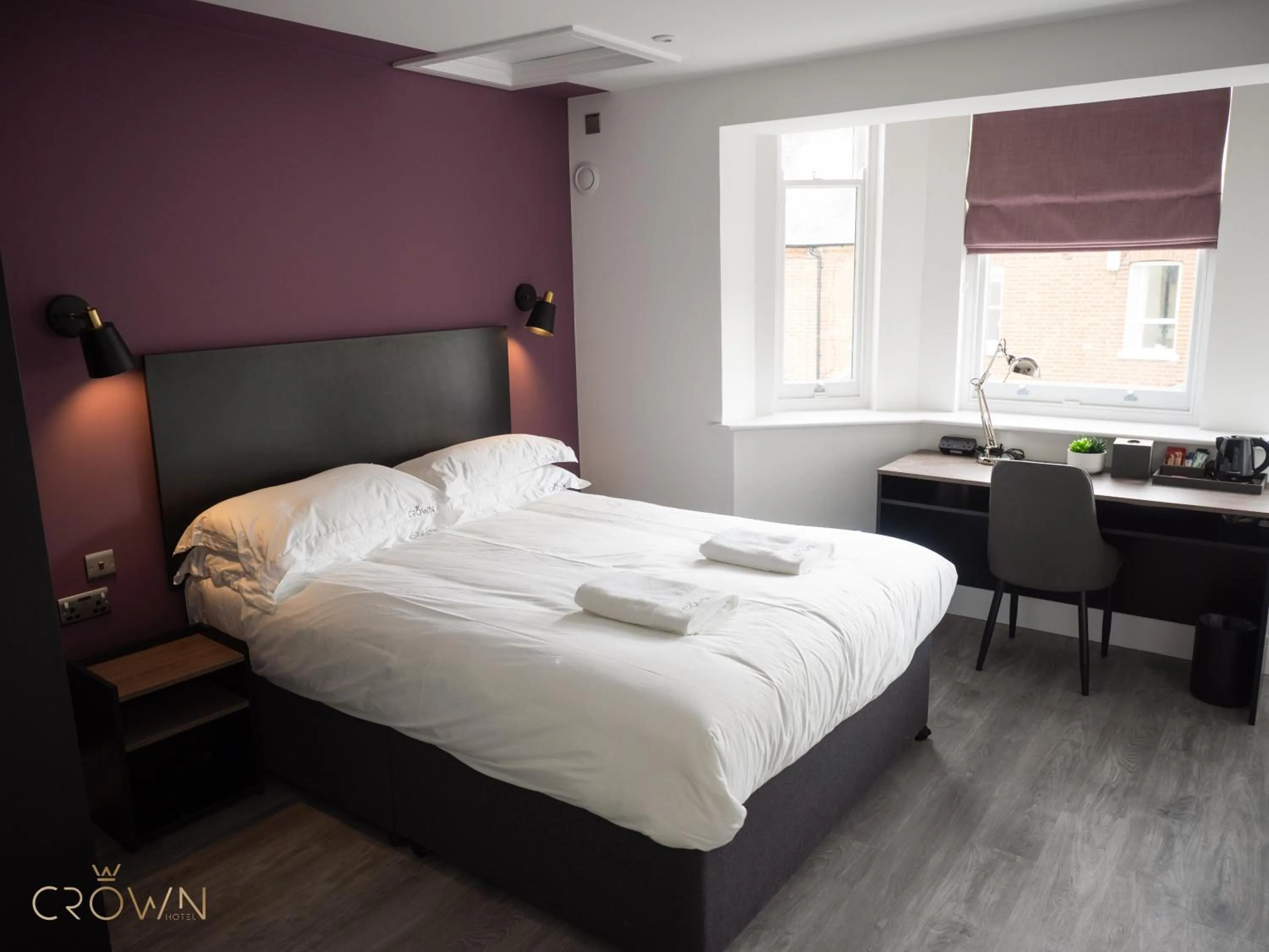 Bedroom, Bed in Crown Hotel