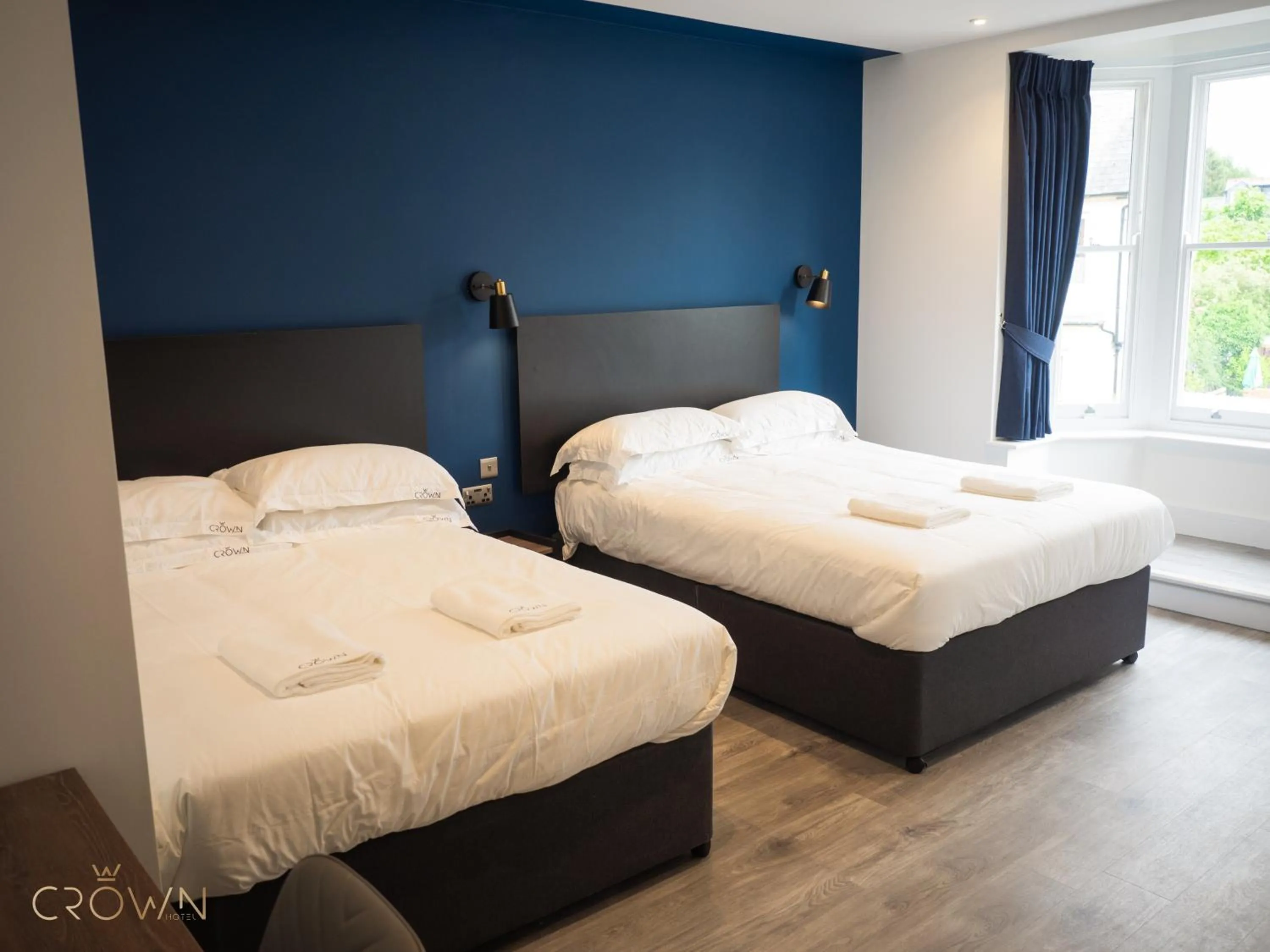 Bedroom, Bed in Crown Hotel