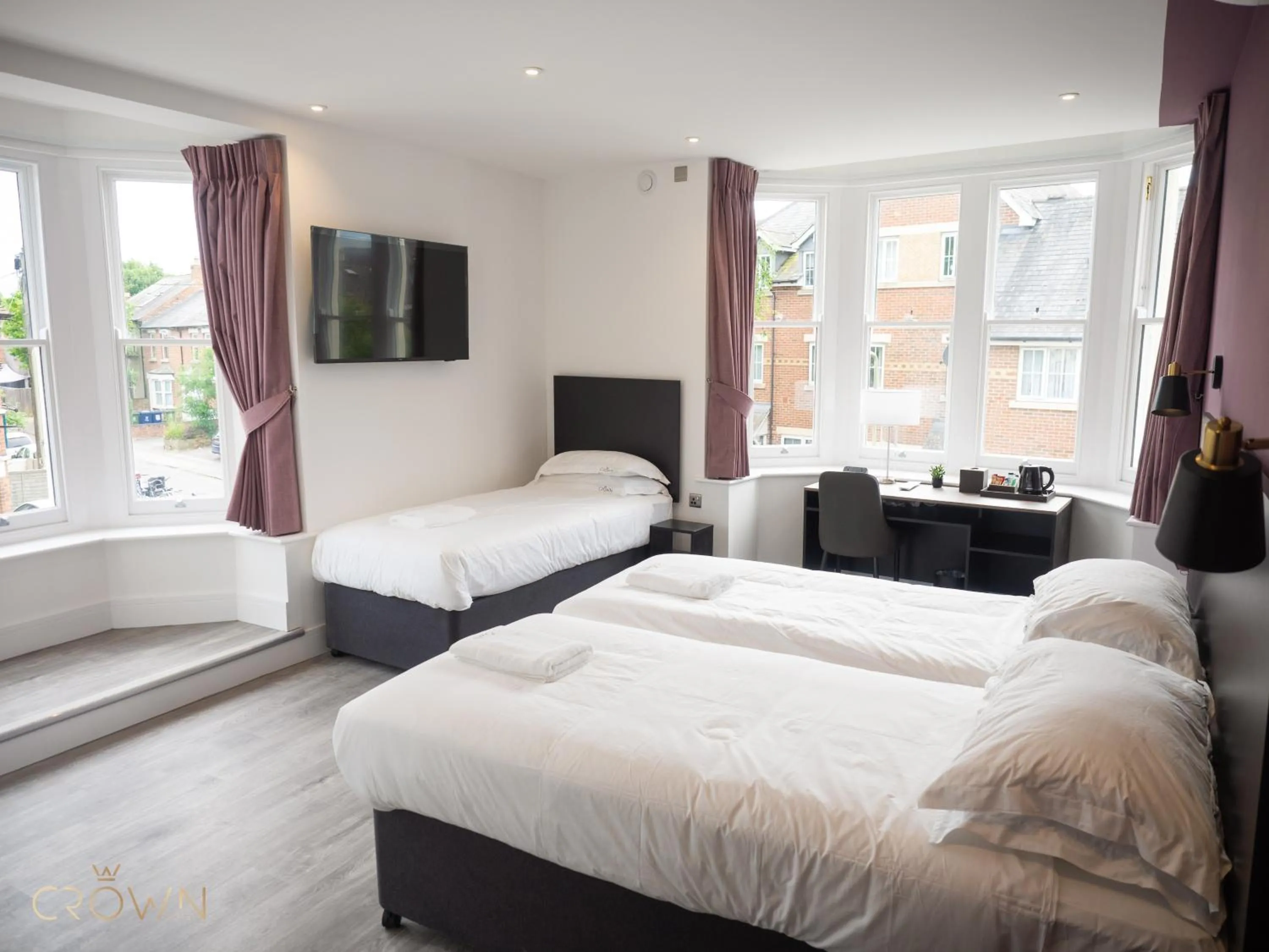Bedroom, Bed in Crown Hotel