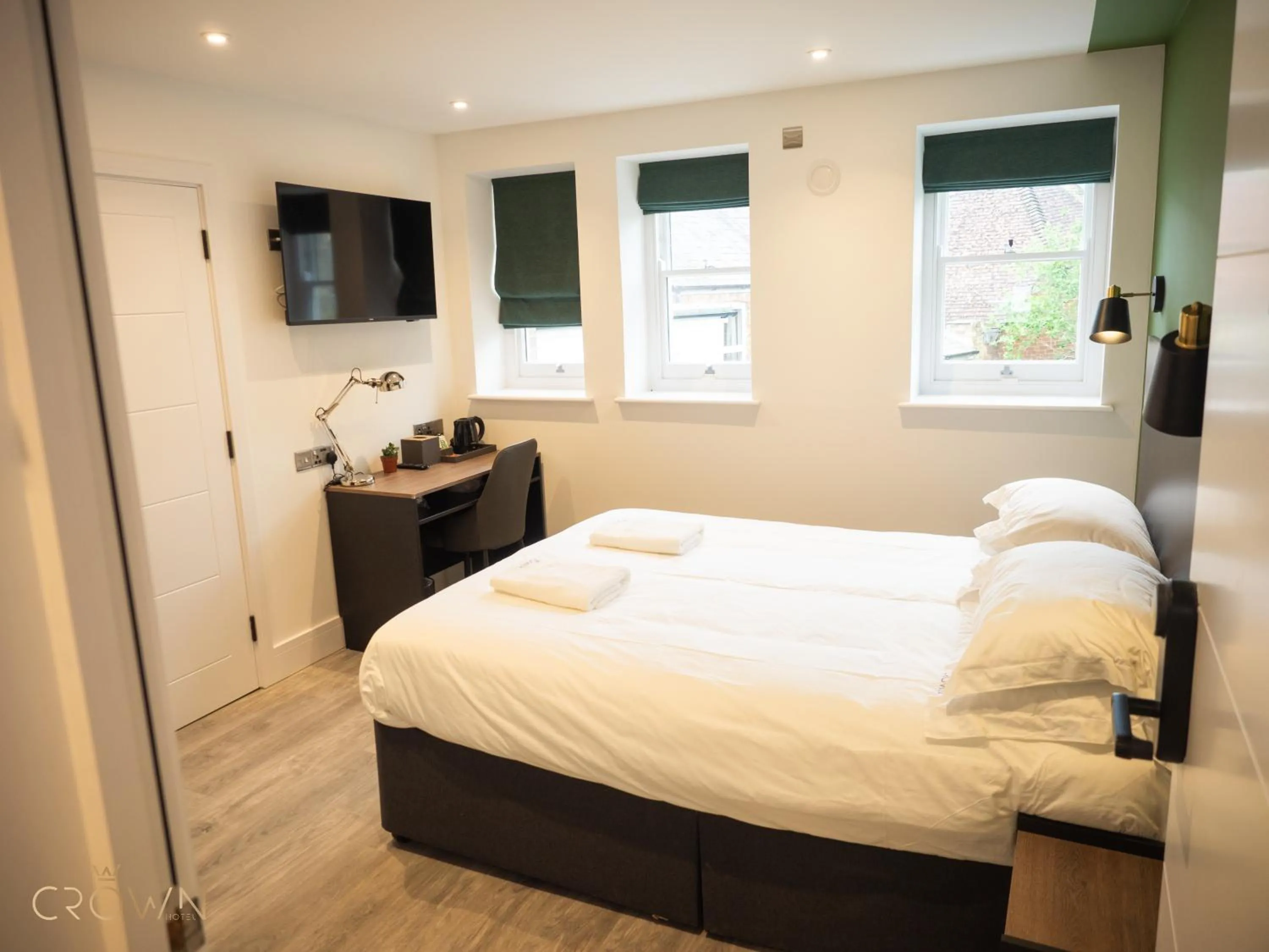 Bedroom, Bed in Crown Hotel