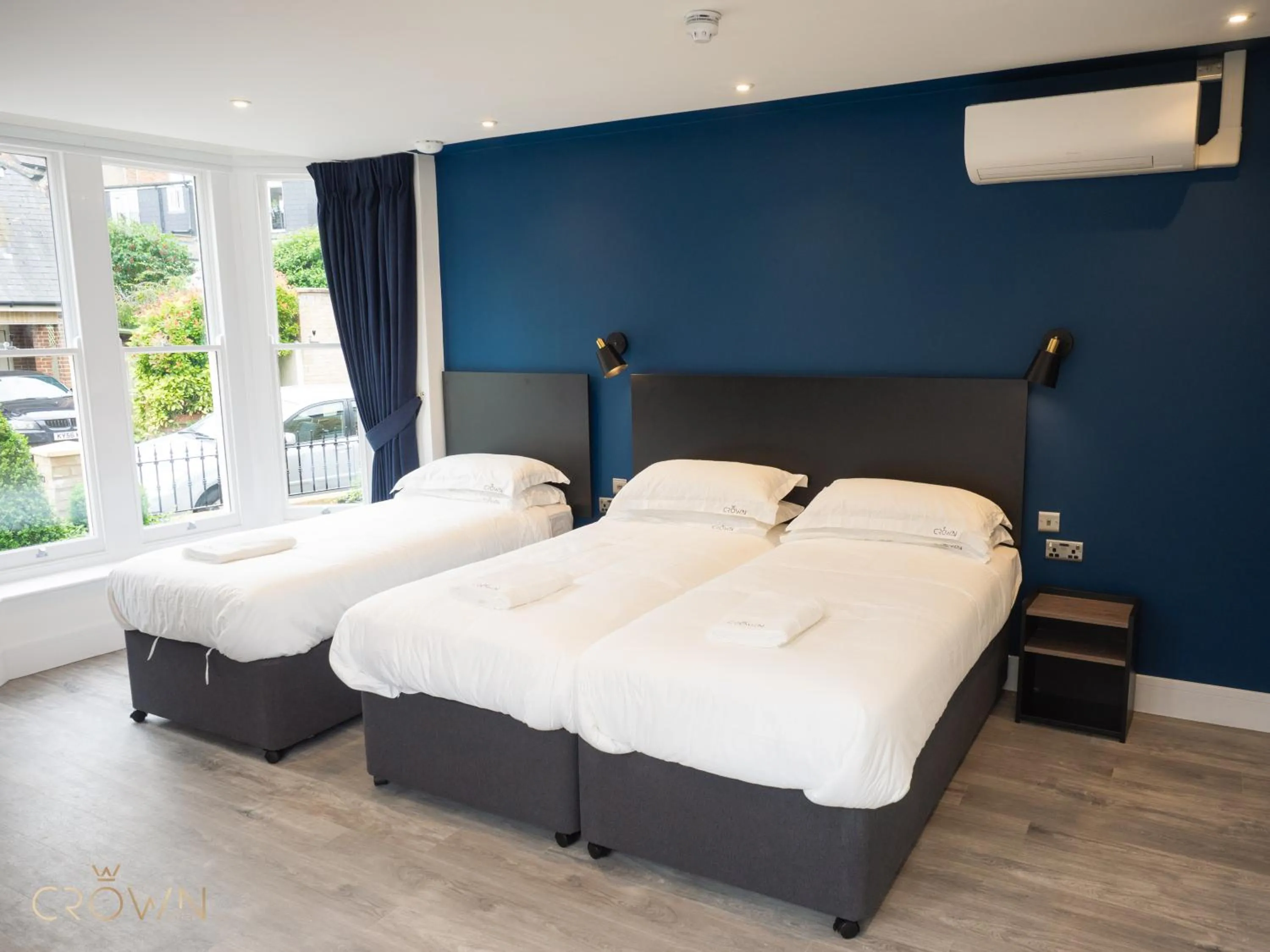 Bedroom, Bed in Crown Hotel