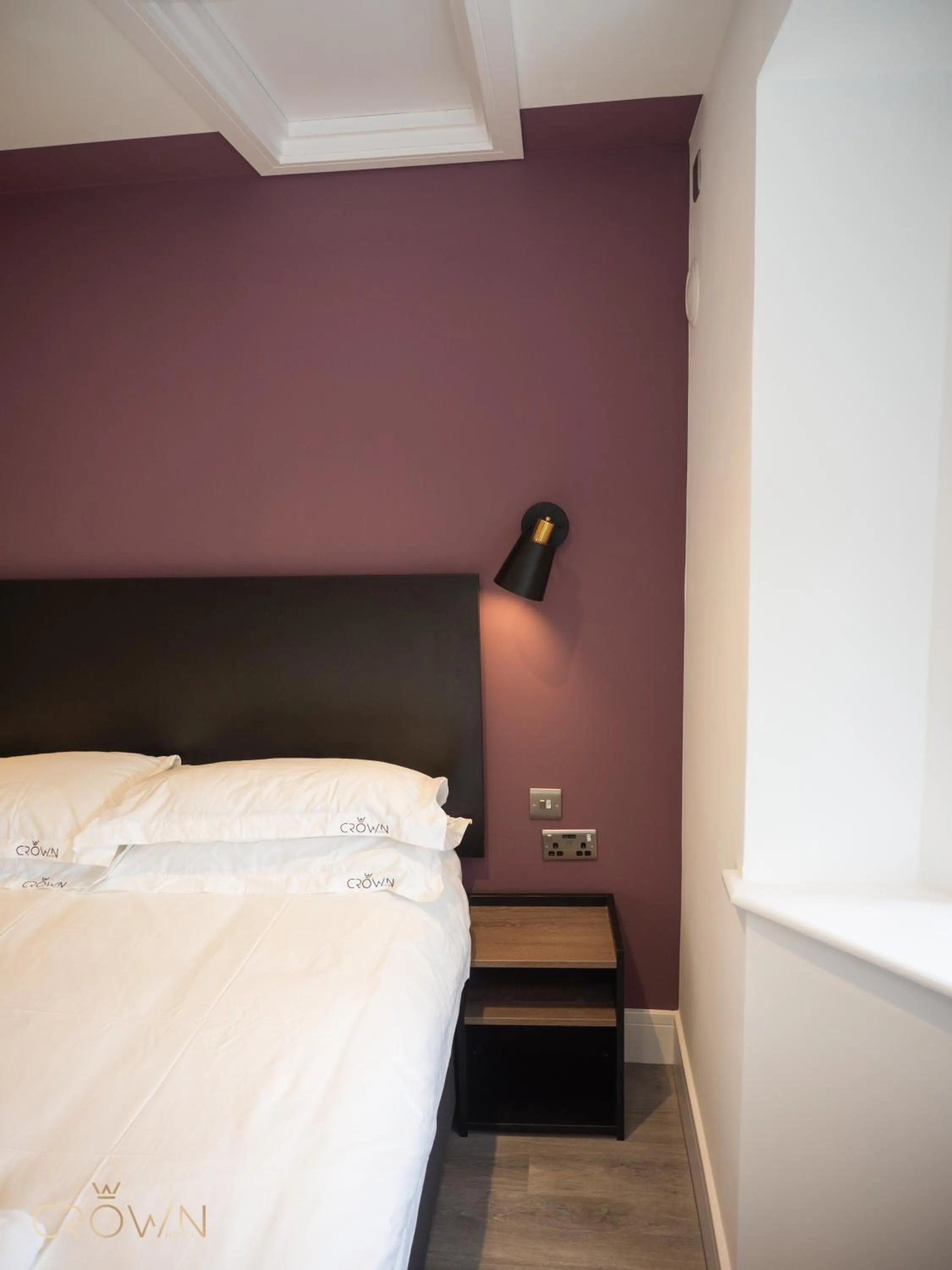 Bedroom, Bed in Crown Hotel