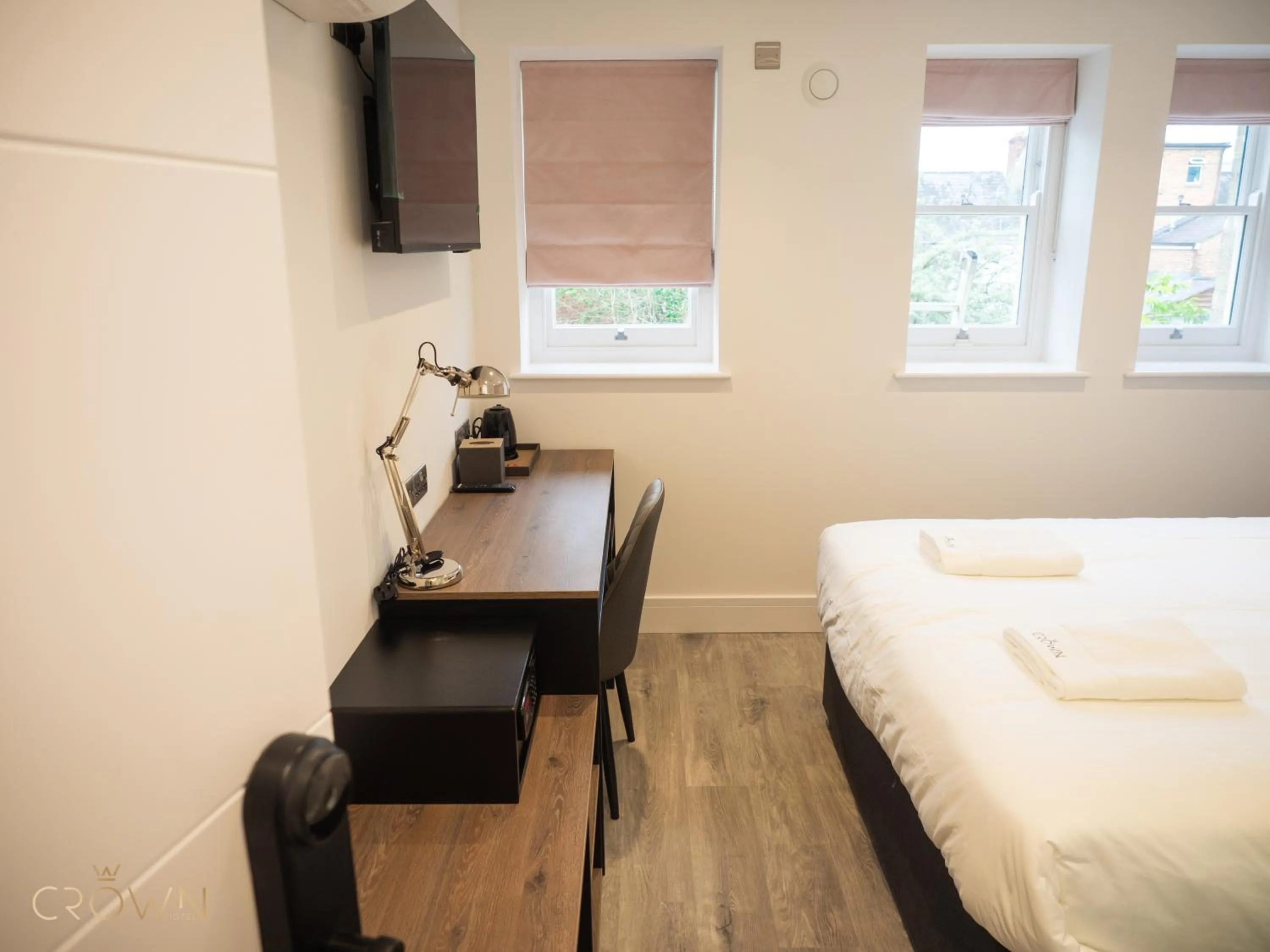 Bedroom, Bed in Crown Hotel