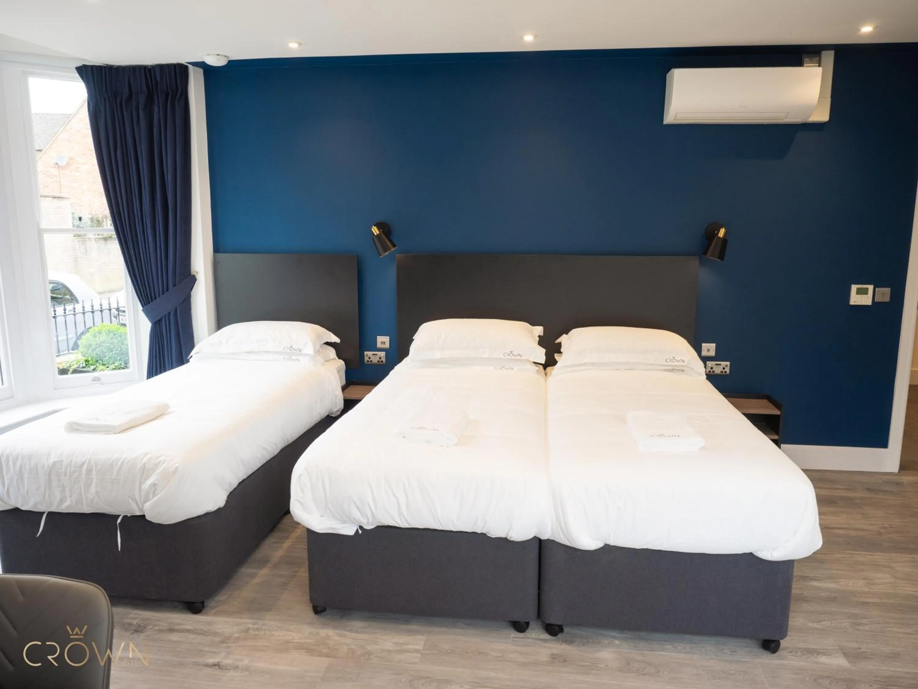Bedroom, Bed in Crown Hotel