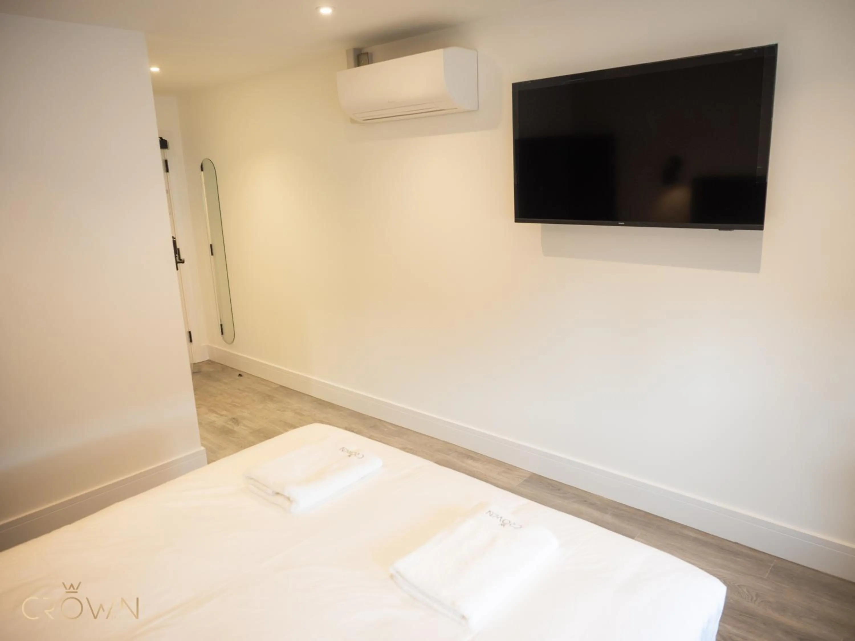 Bedroom, Bed in Crown Hotel