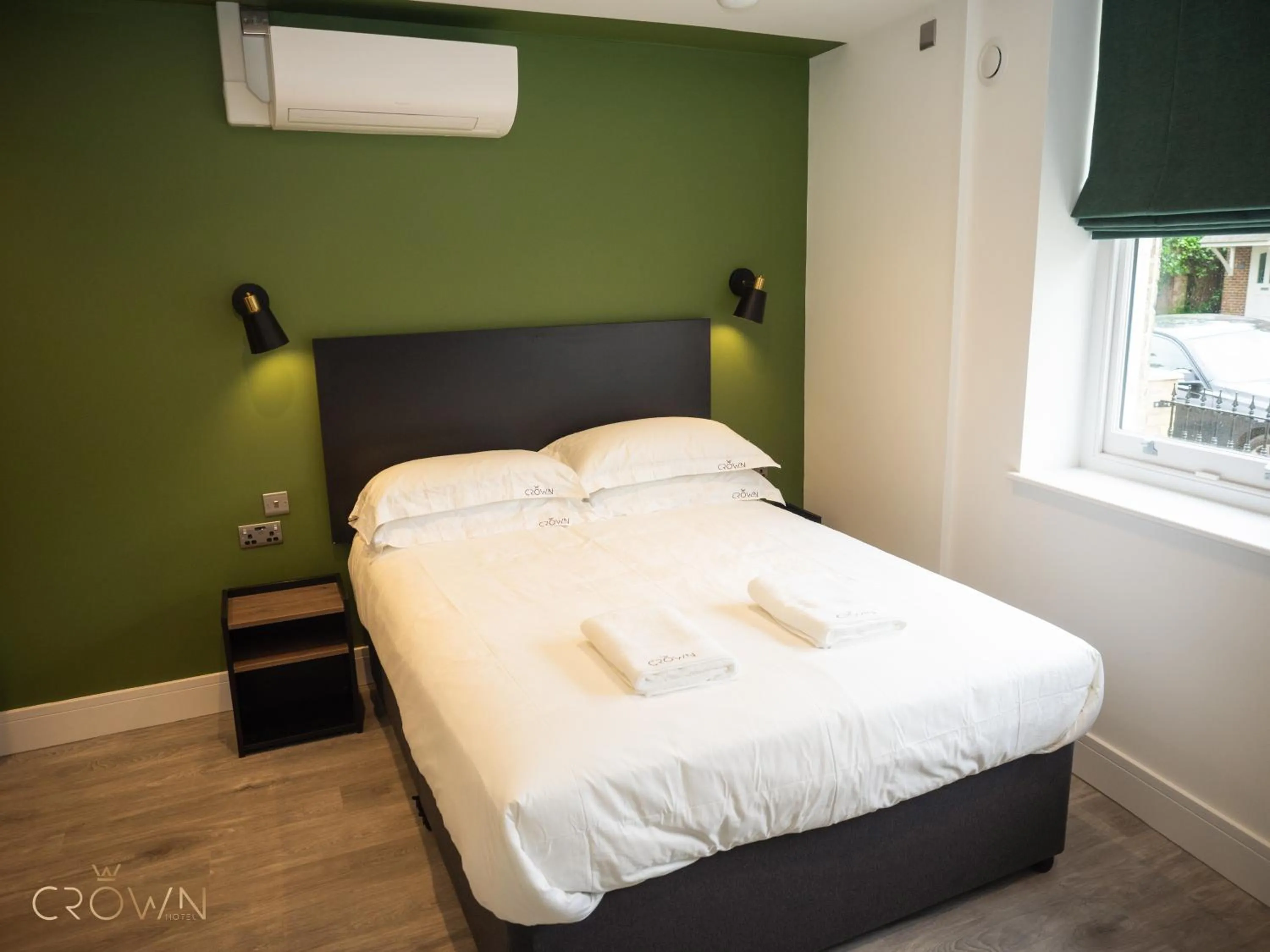 Bedroom, Bed in Crown Hotel
