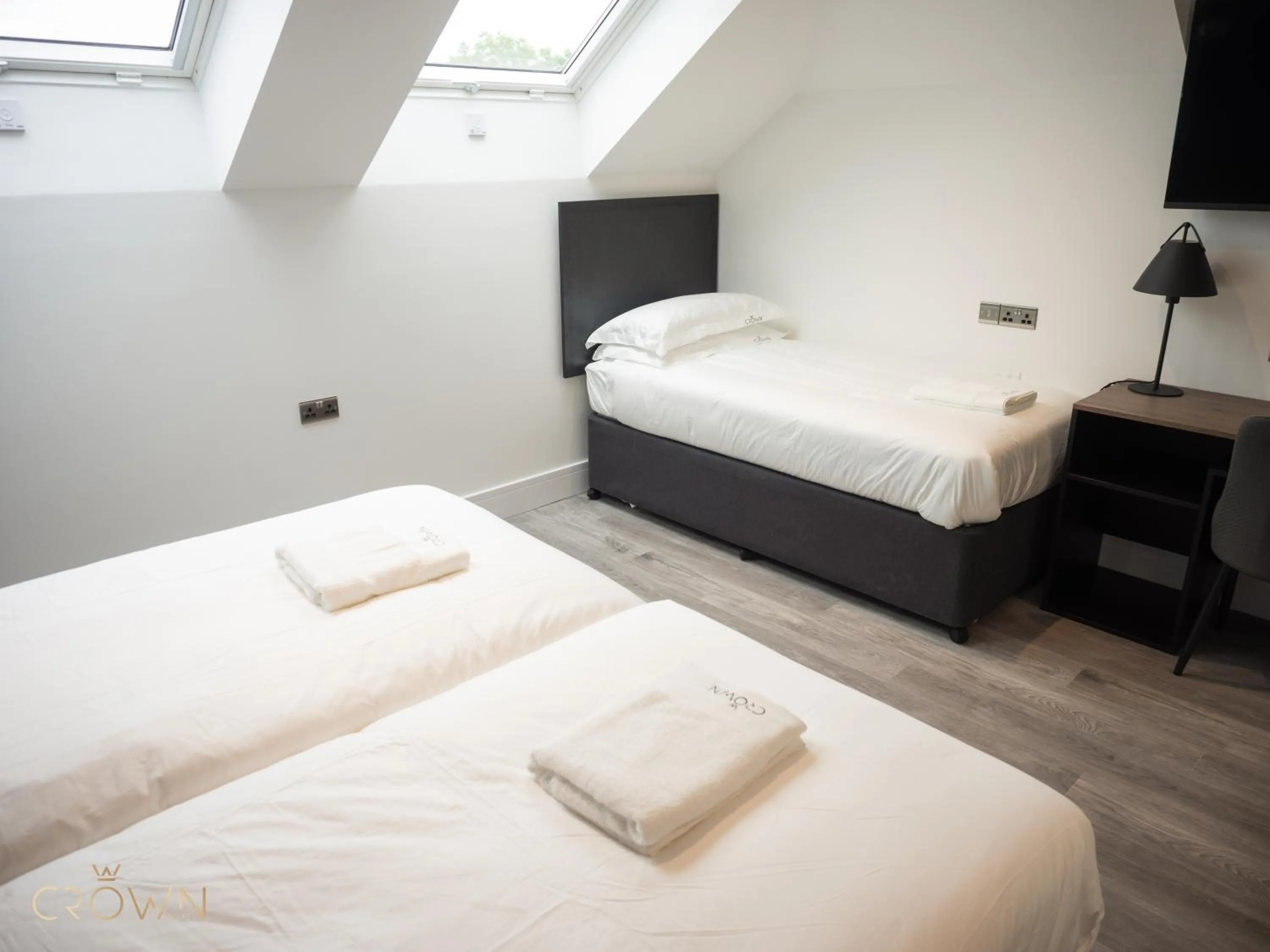 Bedroom, Bed in Crown Hotel