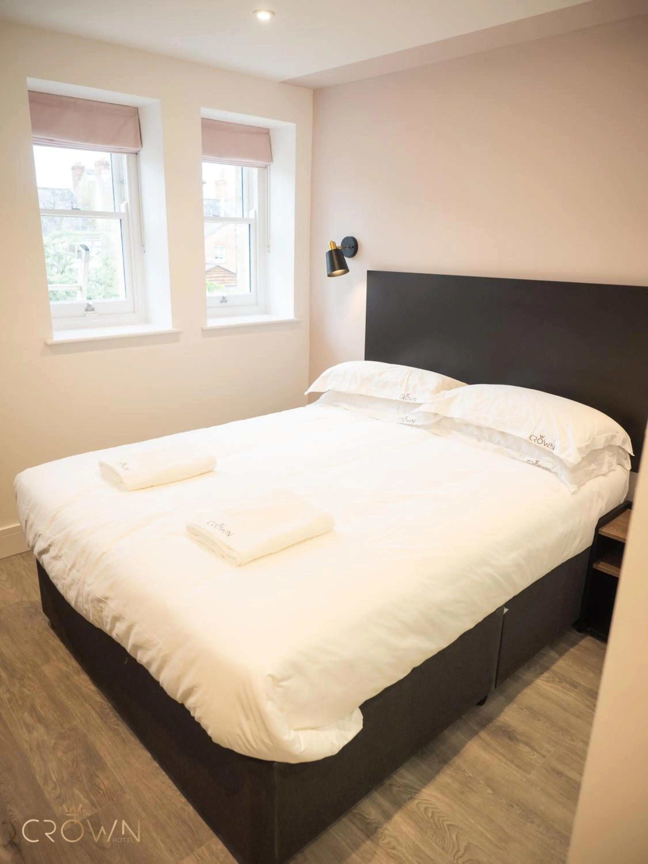 Bedroom, Bed in Crown Hotel