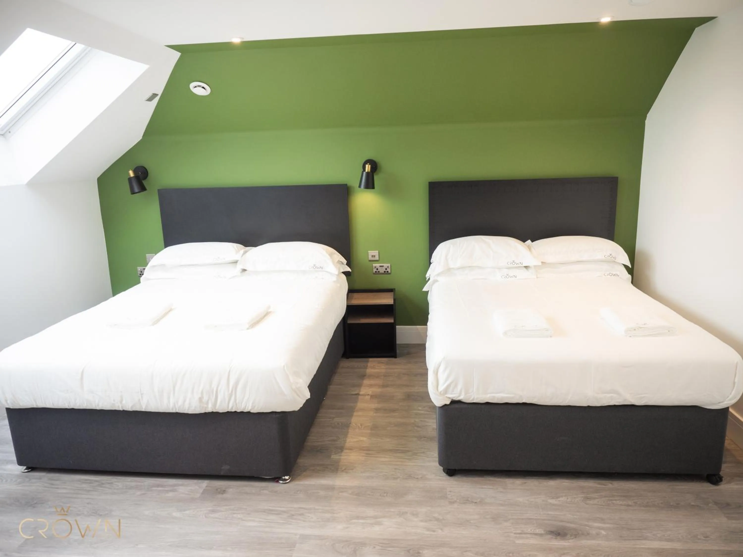 Bedroom, Bed in Crown Hotel