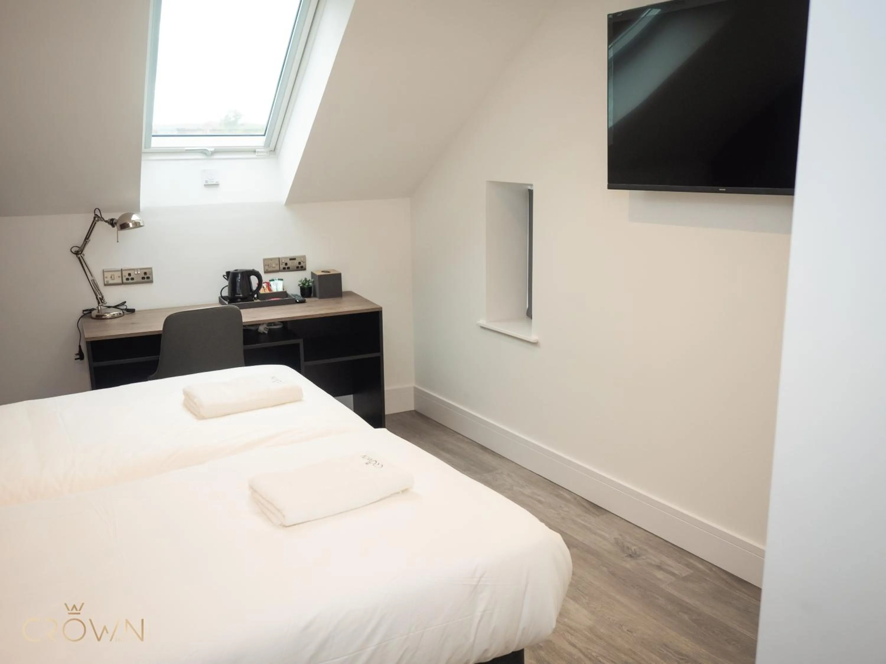 Bedroom, Bed in Crown Hotel