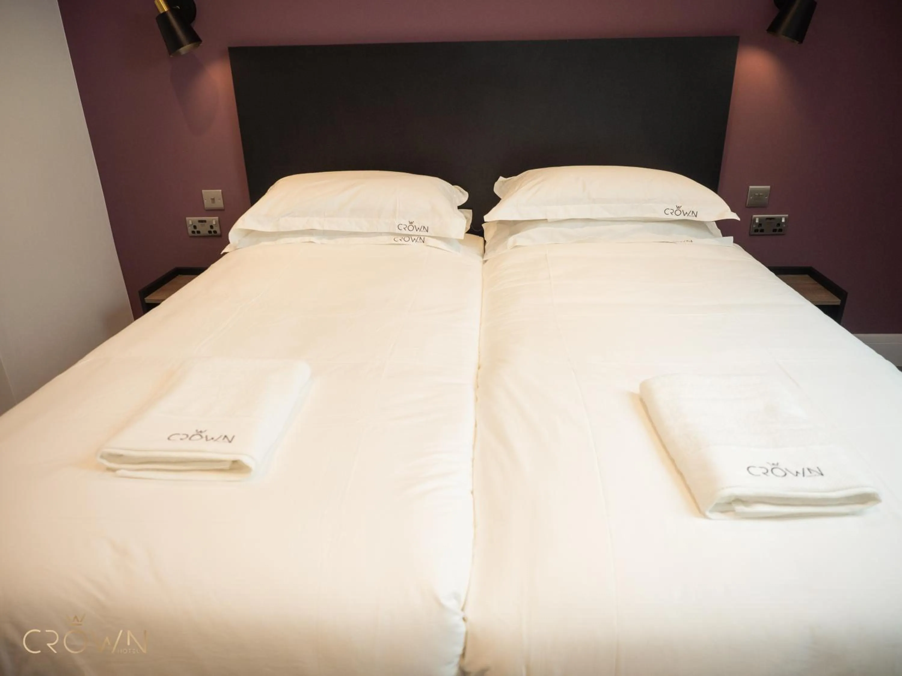 Bedroom, Bed in Crown Hotel