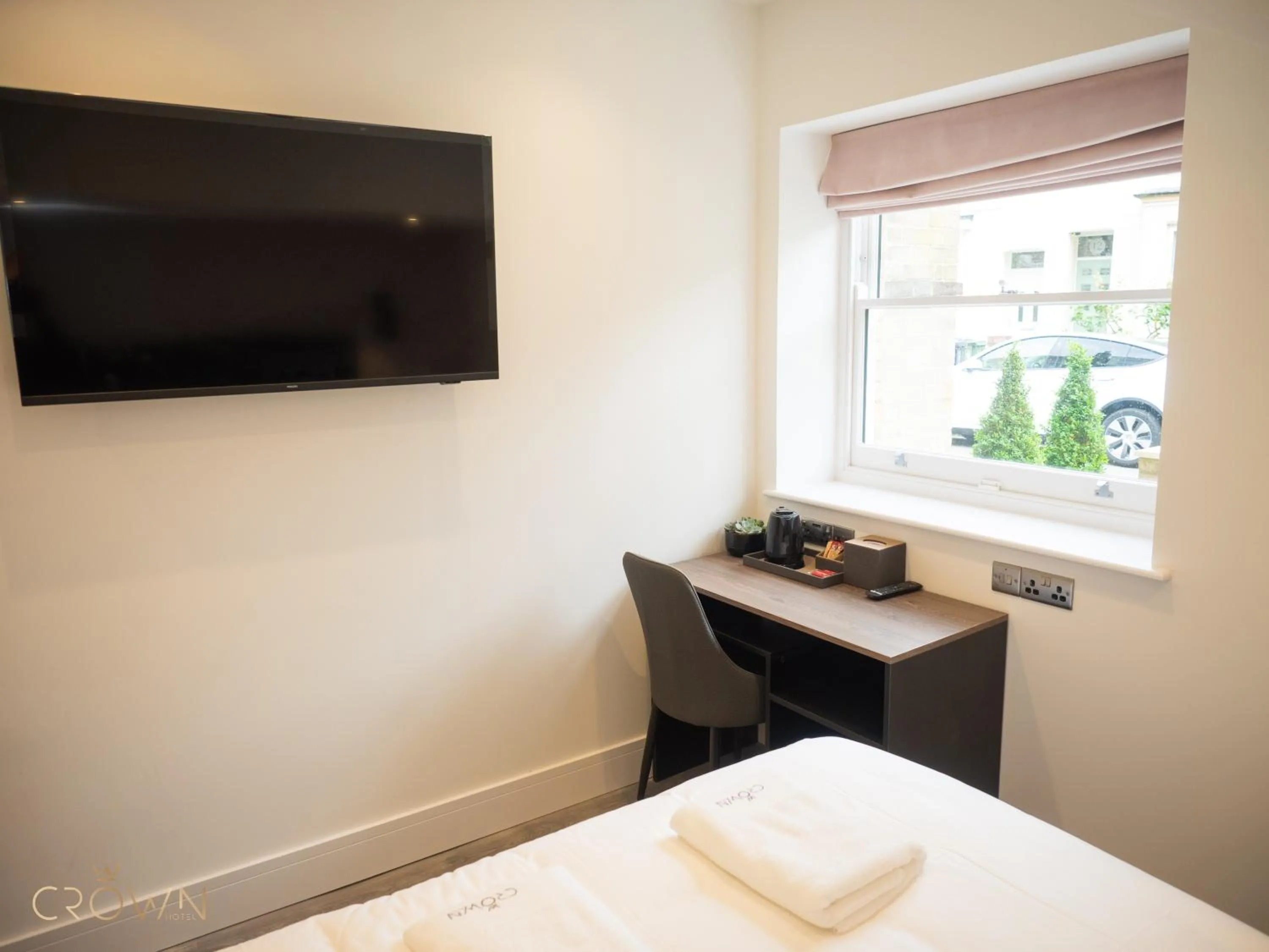 Bedroom, Bed in Crown Hotel