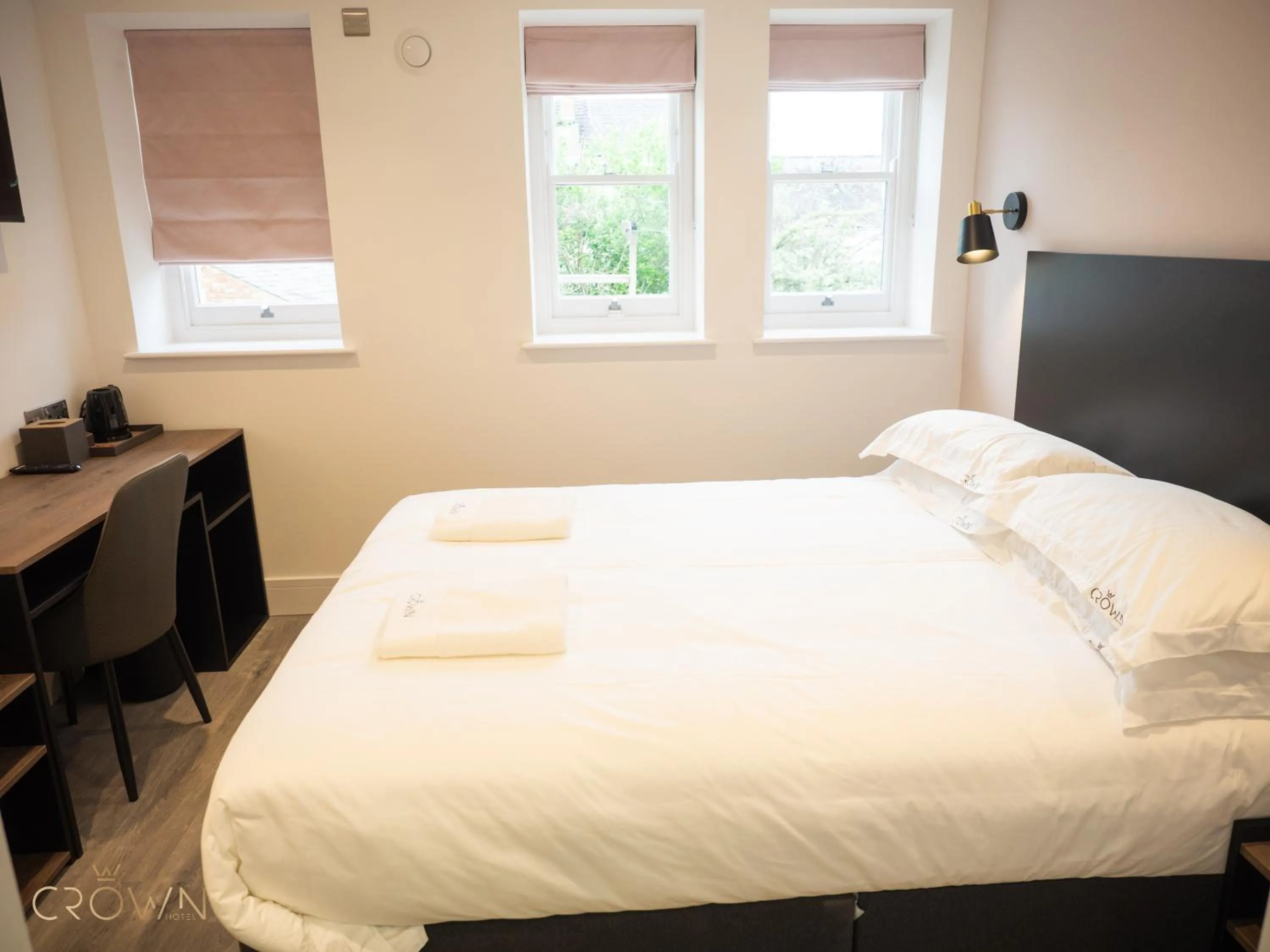 Bedroom, Bed in Crown Hotel
