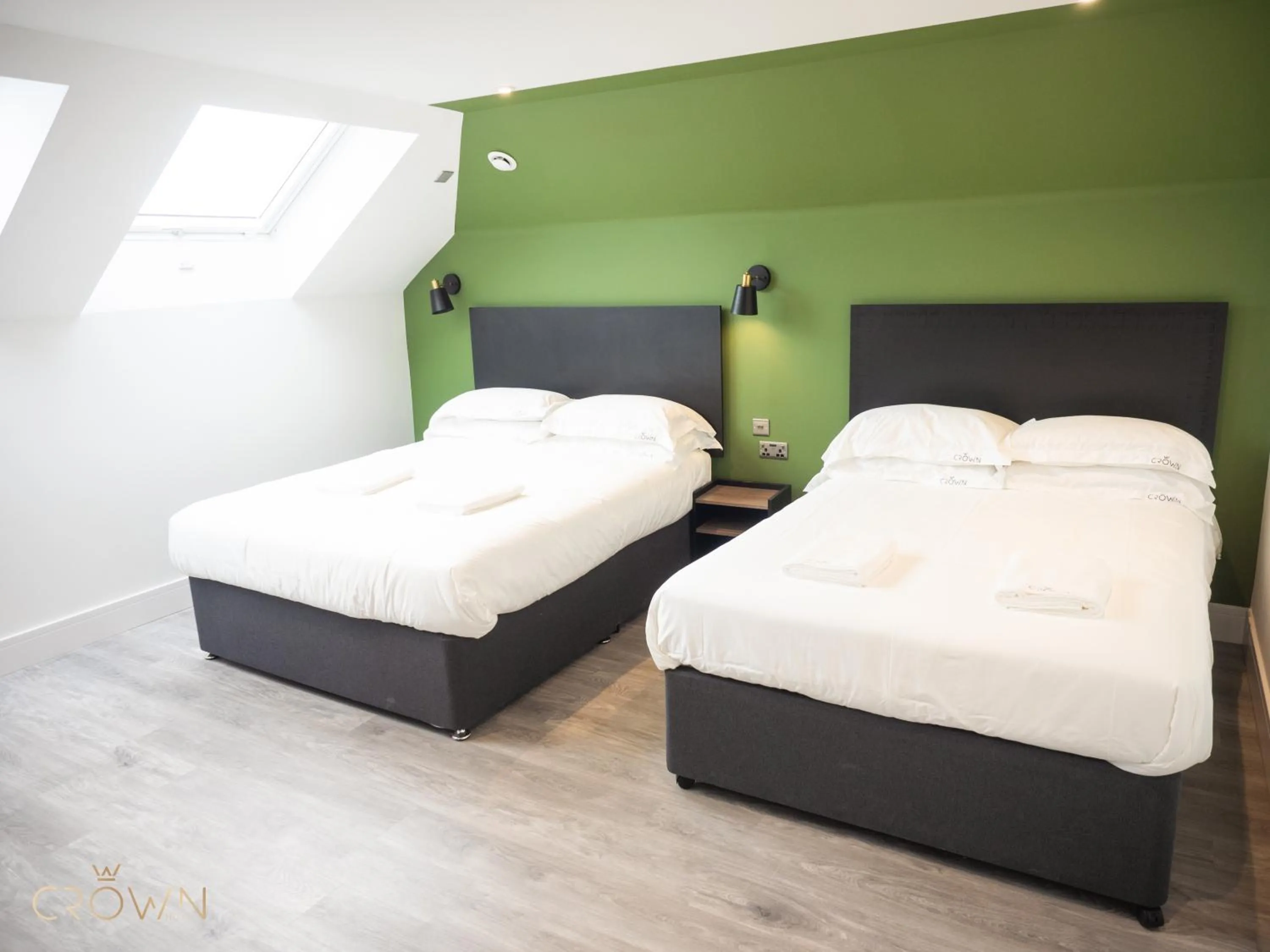 Bedroom, Bed in Crown Hotel