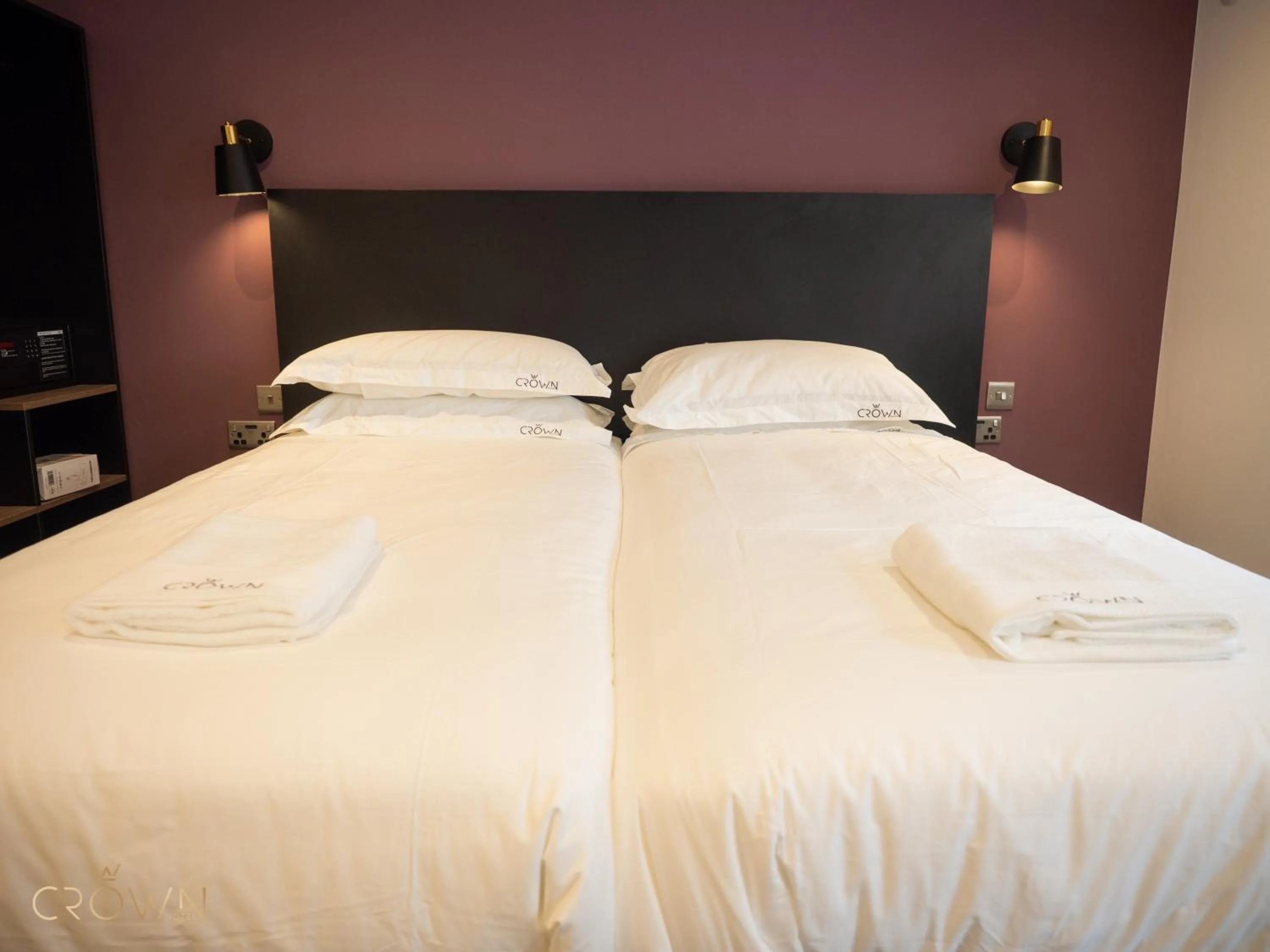 Bedroom, Bed in Crown Hotel