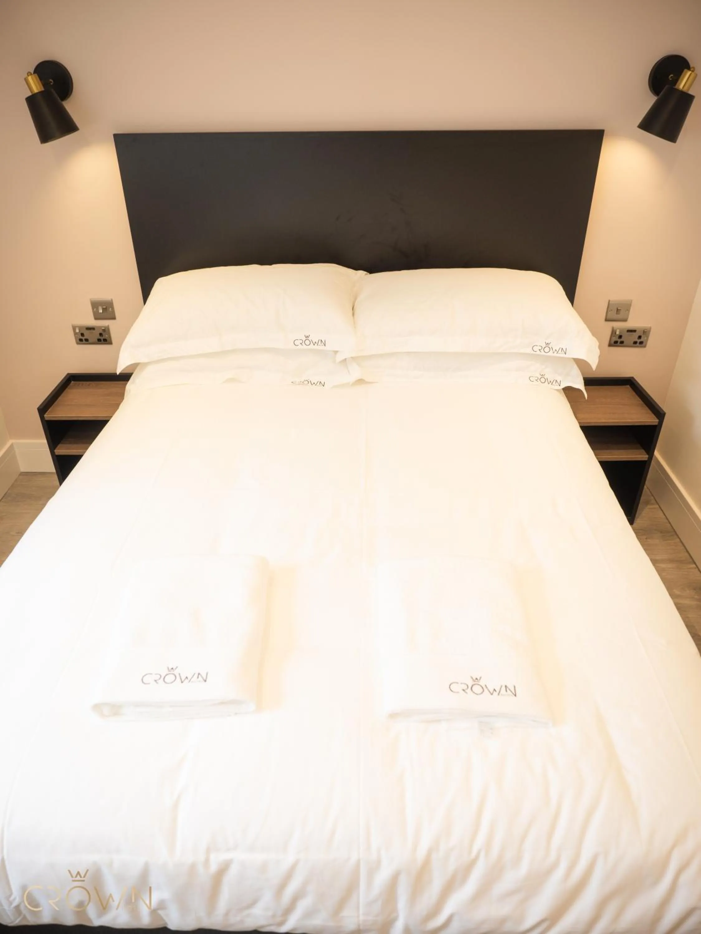 Bedroom, Bed in Crown Hotel