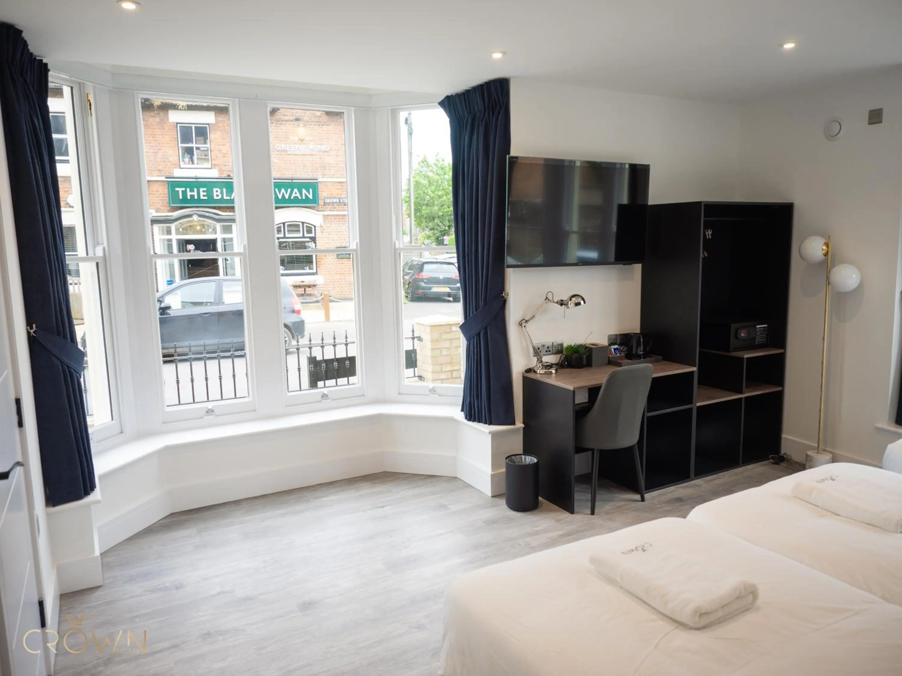 Bedroom, Bed in Crown Hotel
