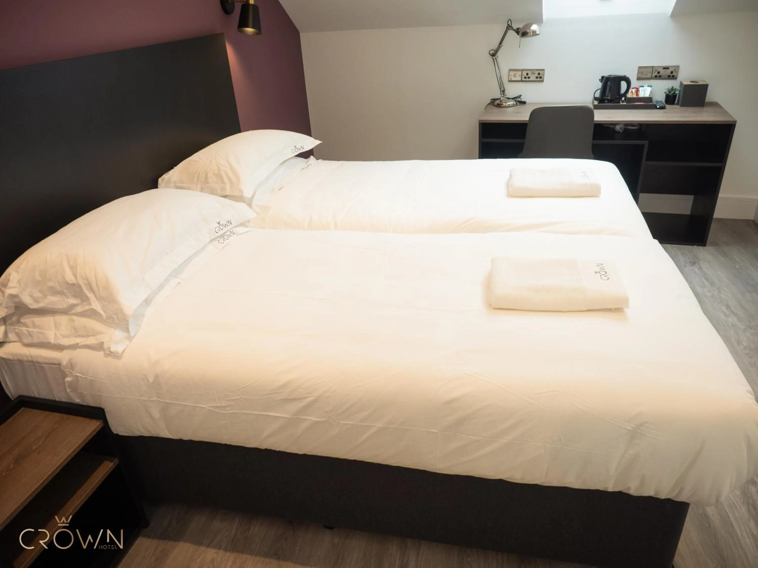 Bedroom, Bed in Crown Hotel