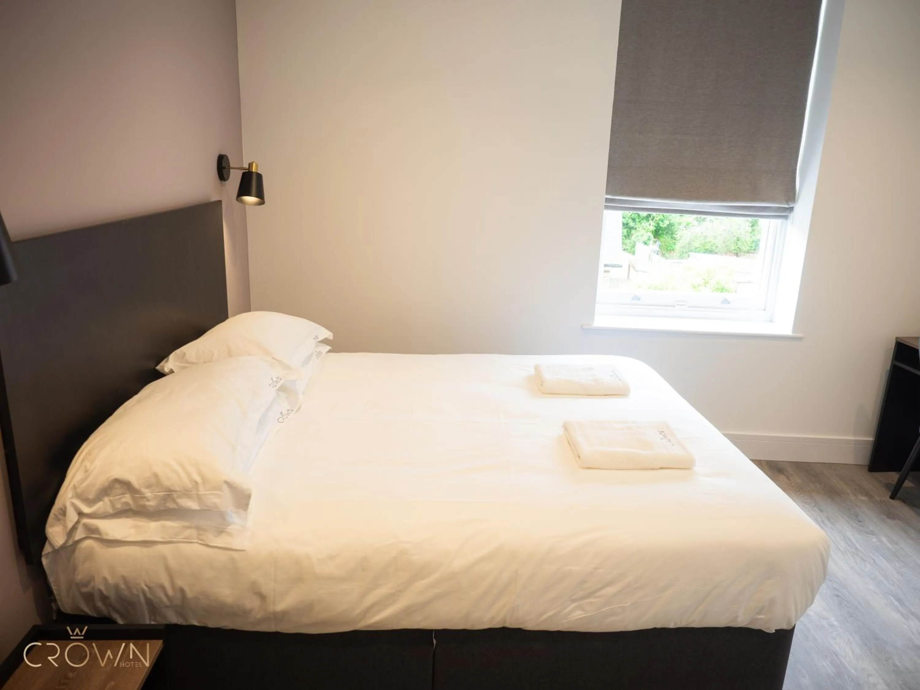 Bedroom, Bed in Crown Hotel