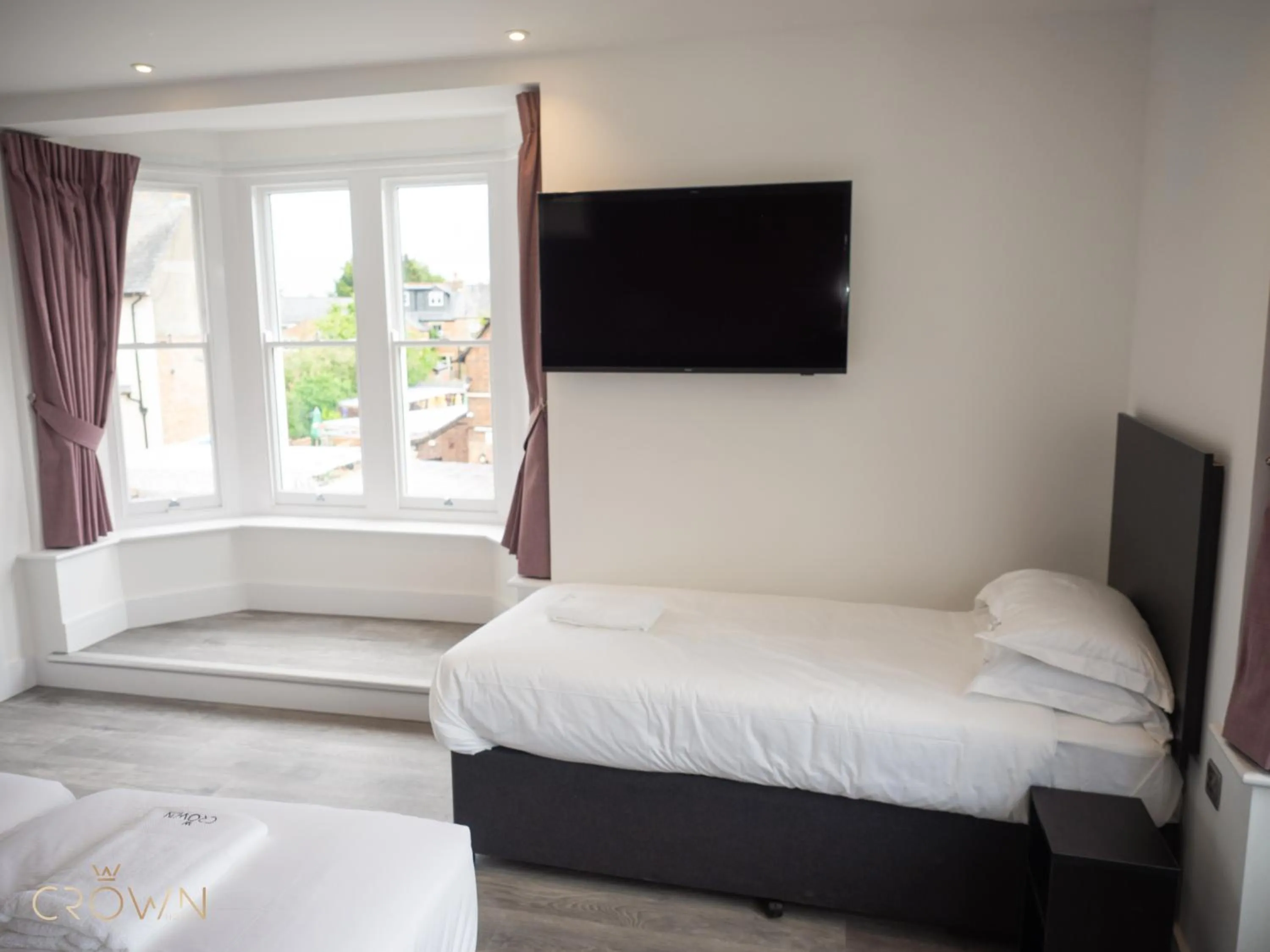 Bedroom, Bed in Crown Hotel
