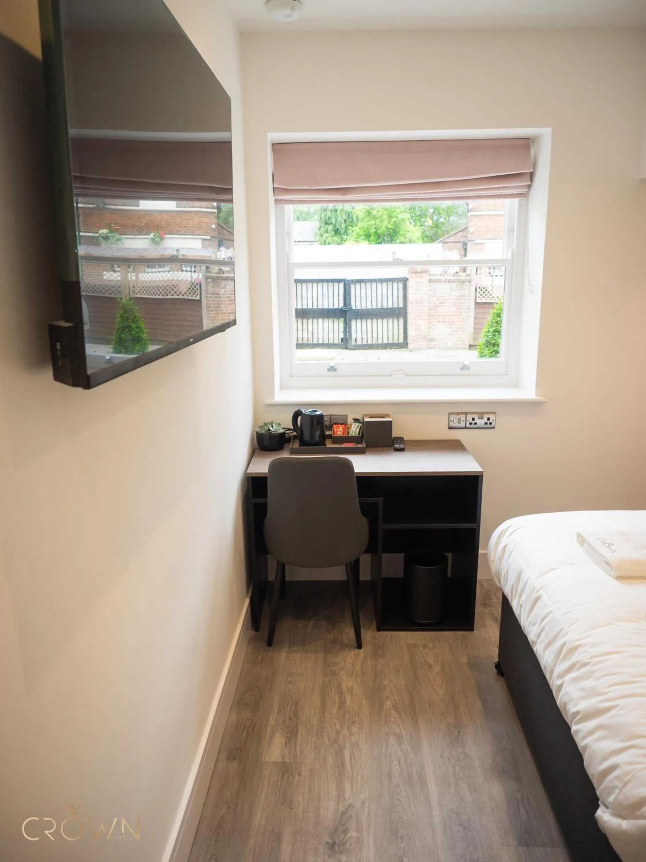 Bedroom, Bed in Crown Hotel