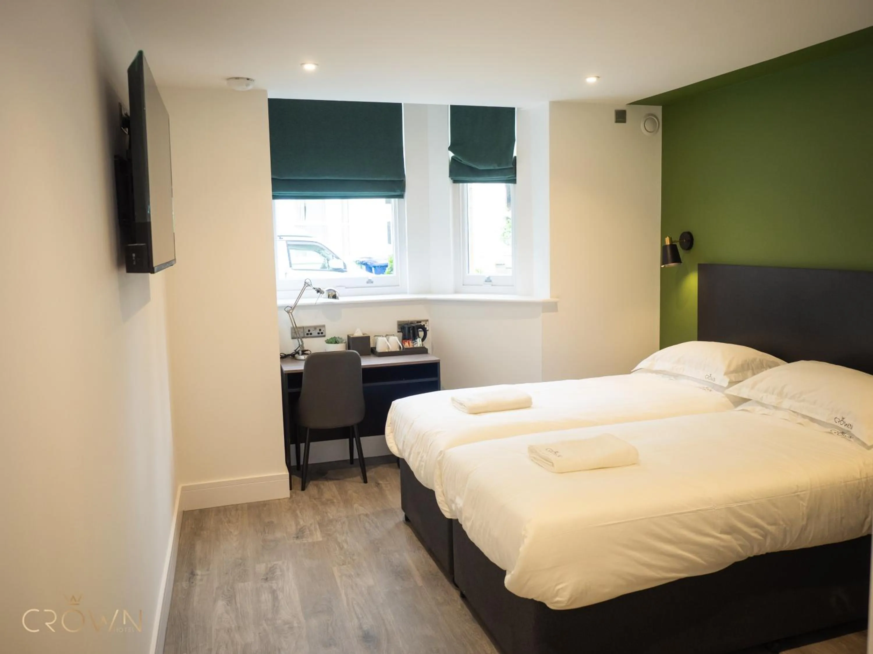 Bedroom, Bed in Crown Hotel
