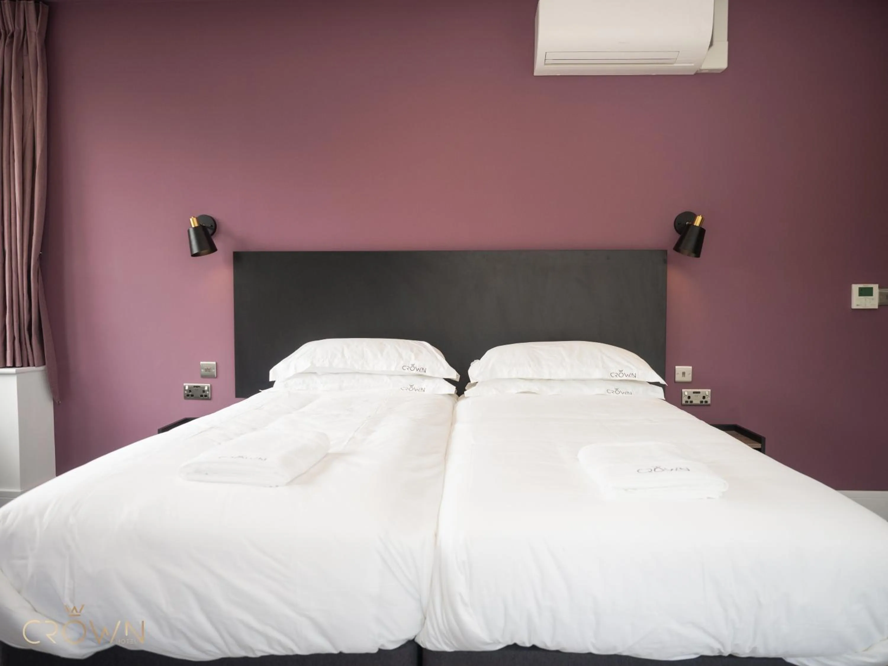 Bedroom, Bed in Crown Hotel