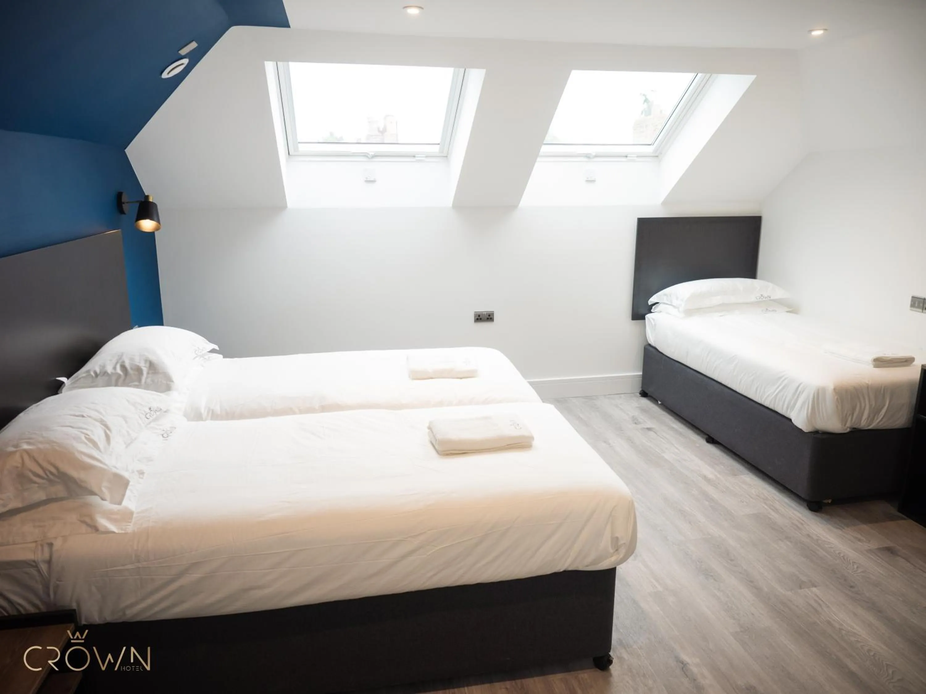 Bedroom, Bed in Crown Hotel