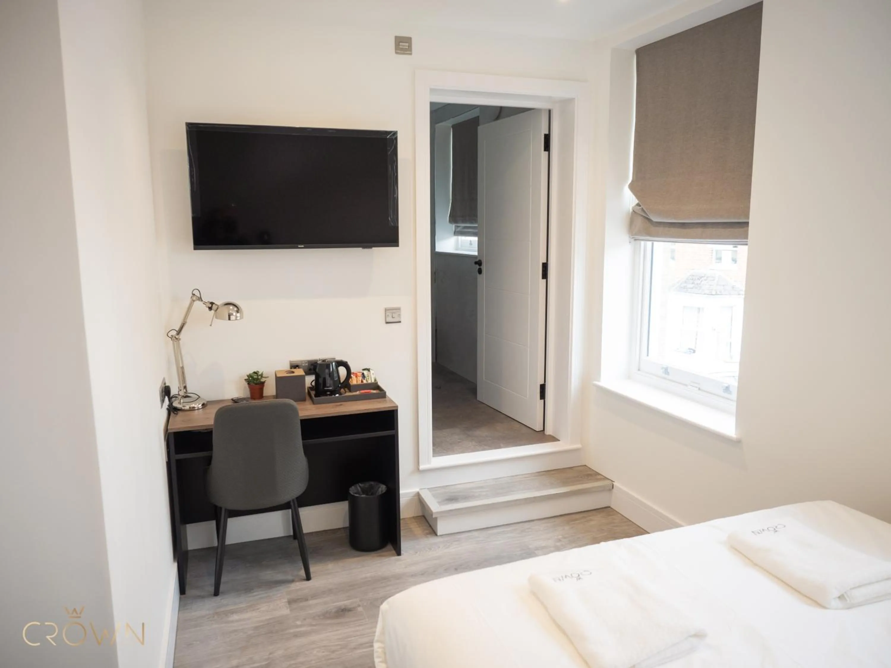 Bedroom, Bed in Crown Hotel