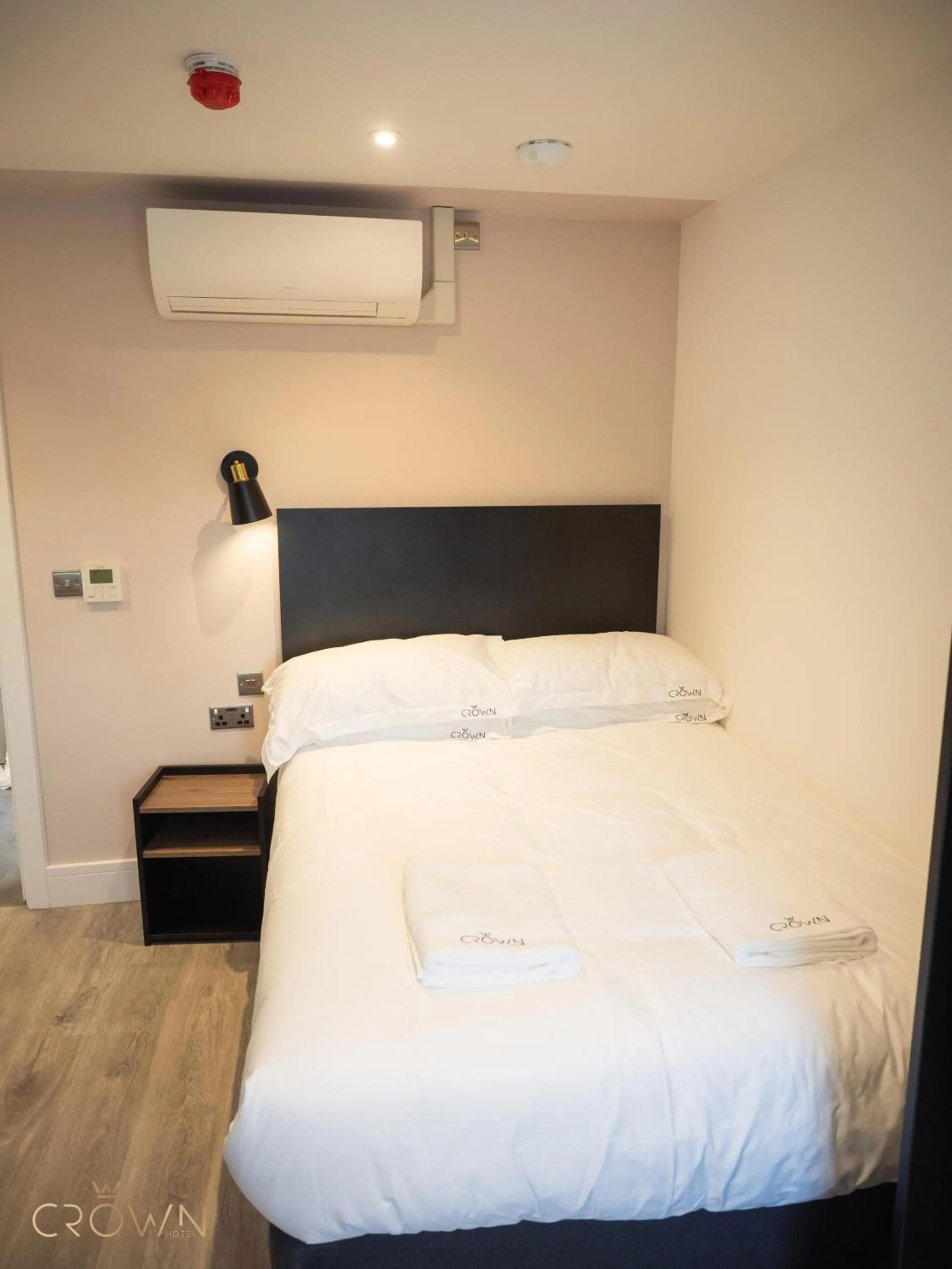 Bedroom, Bed in Crown Hotel