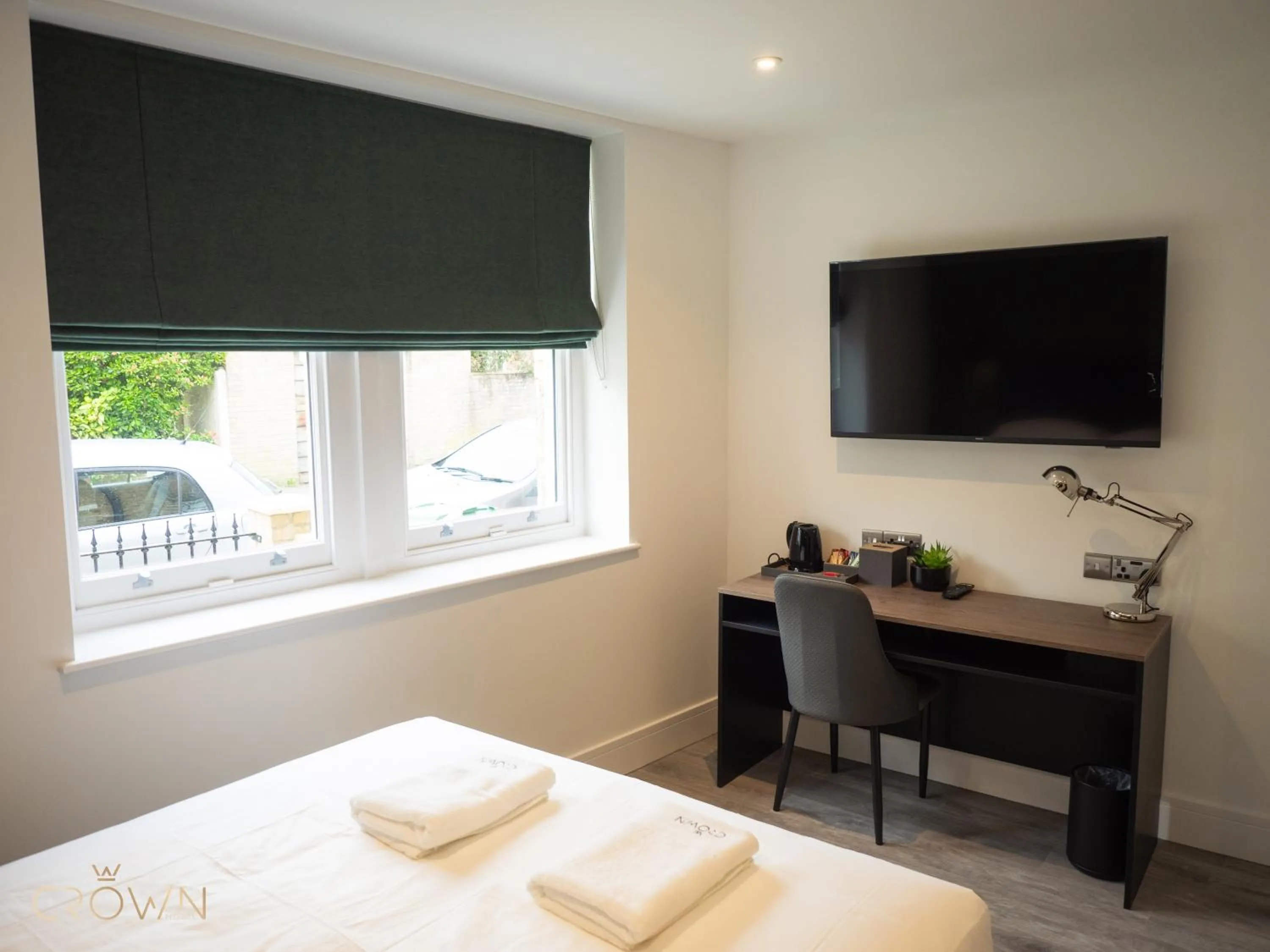 Bedroom, Bed in Crown Hotel